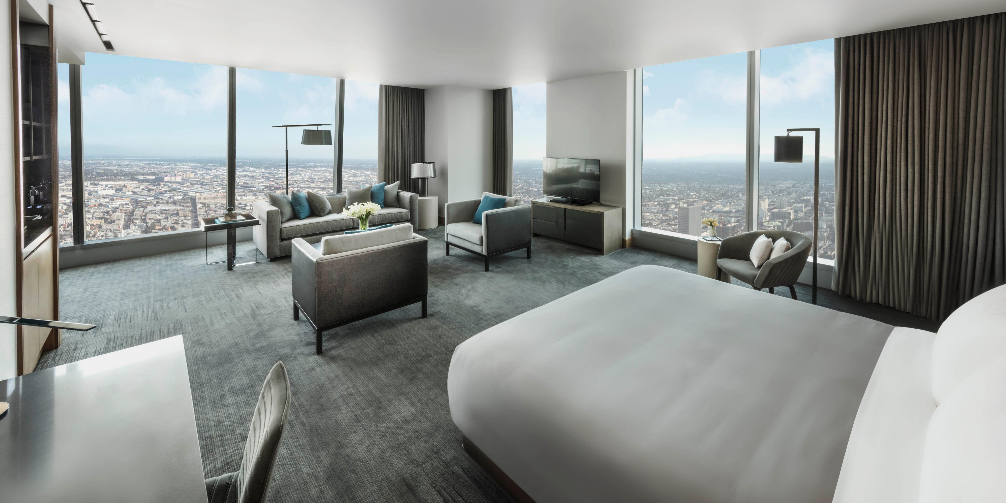 Our spacious suites with a view offer ample space to relax. Choose a one-bedroom suite with a separate living room, powder room, and soaking tub. Or reserve the luxurious Presidential Suite, perfect for entertaining with its masterful grand piano. 