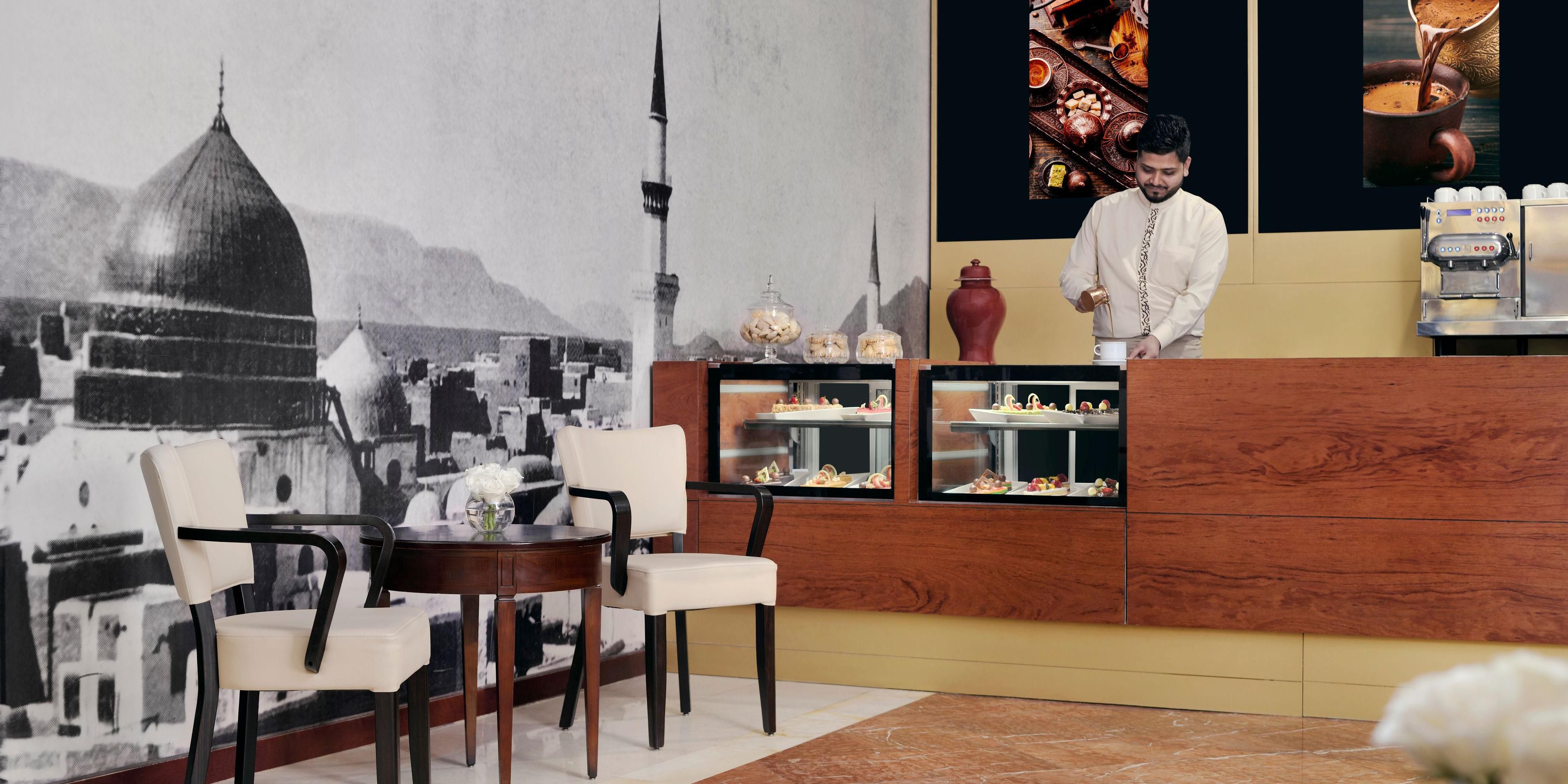 Relax with family and friends at Taiba Café in Madinah, where freshly brewed coffee, loose-leaf teas and mocktails await. Savour a variety of pastries or choose from our selection of desserts. Our menu includes burgers – classic, tandoori, vegetarian, chicken – along with delicious pizzas. All café dishes are also available for in-room dining.