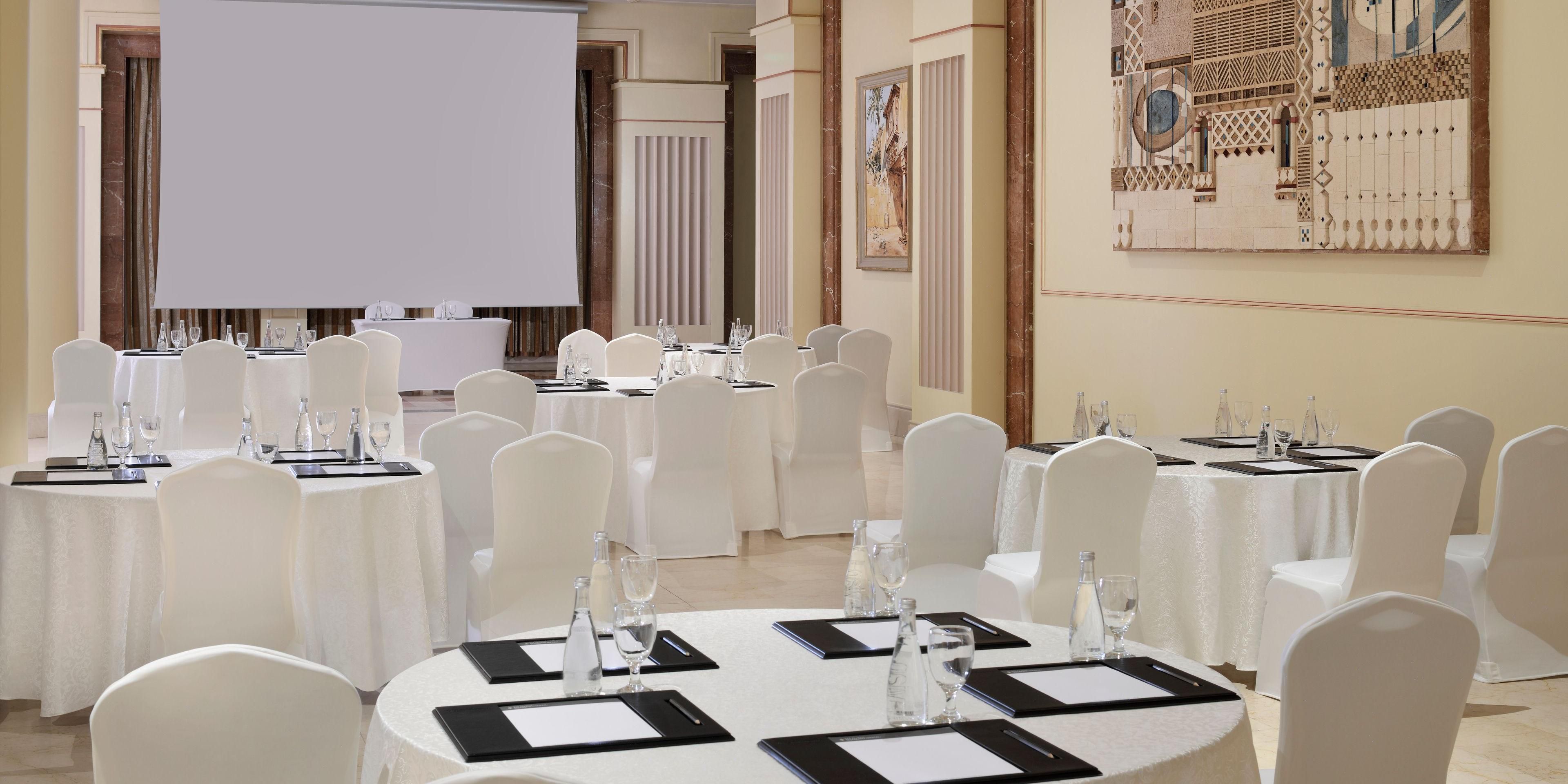 Al Huda Lounge is an ideal venue for conferences or banquets. With 276 square meters, it has flexible space and a variety of customized catering options that suit each requirement.
