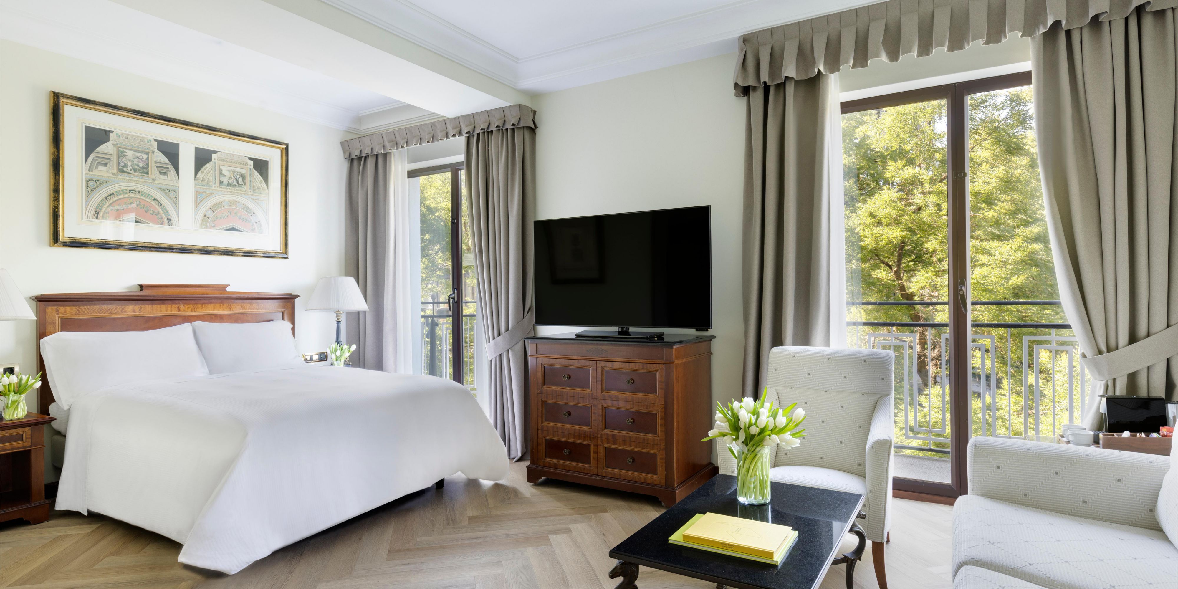 高级房，配备双人床、书桌，可进入俱乐部