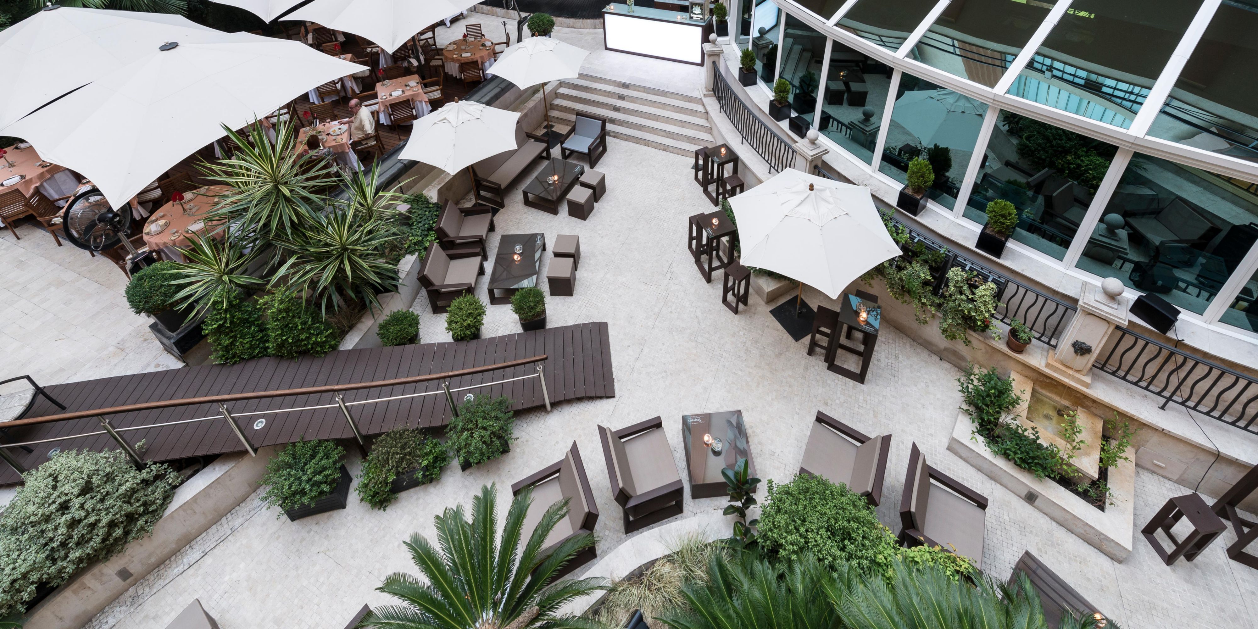 The hotel outdoor restaurant is an authentic oasis where one can relax from spring through autumn while enjoying the “El Jardín”, offering a fantastic selection of Mediterranean dishes.