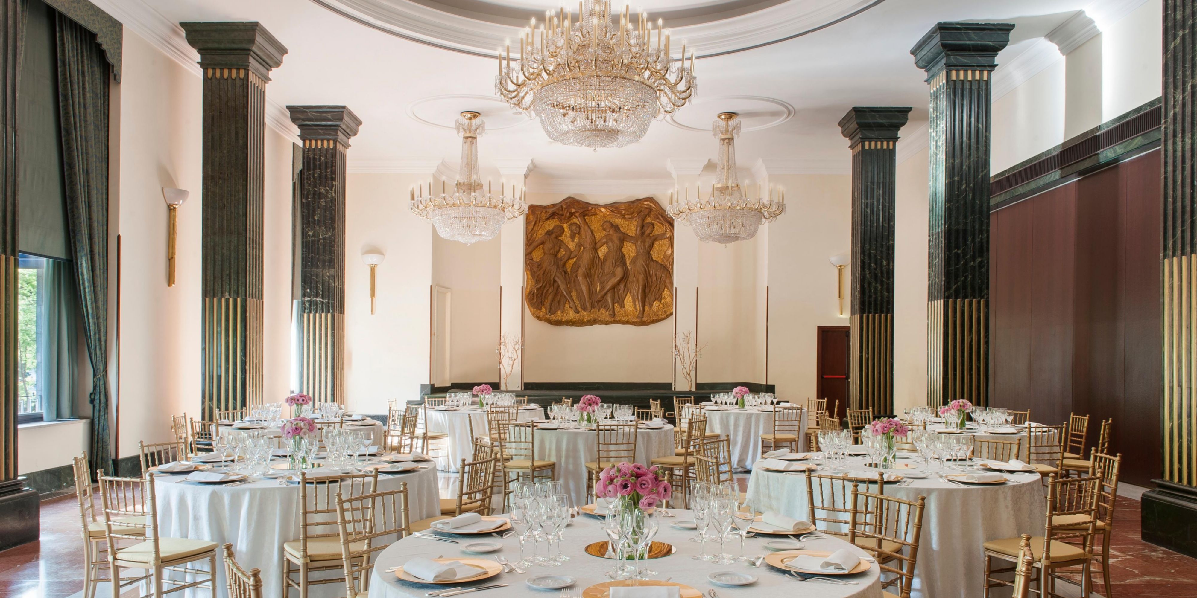 InterContinental Madrid introduces an exclusive concept of social elegance and excellence: Discover more about our Haute Couture weddings.