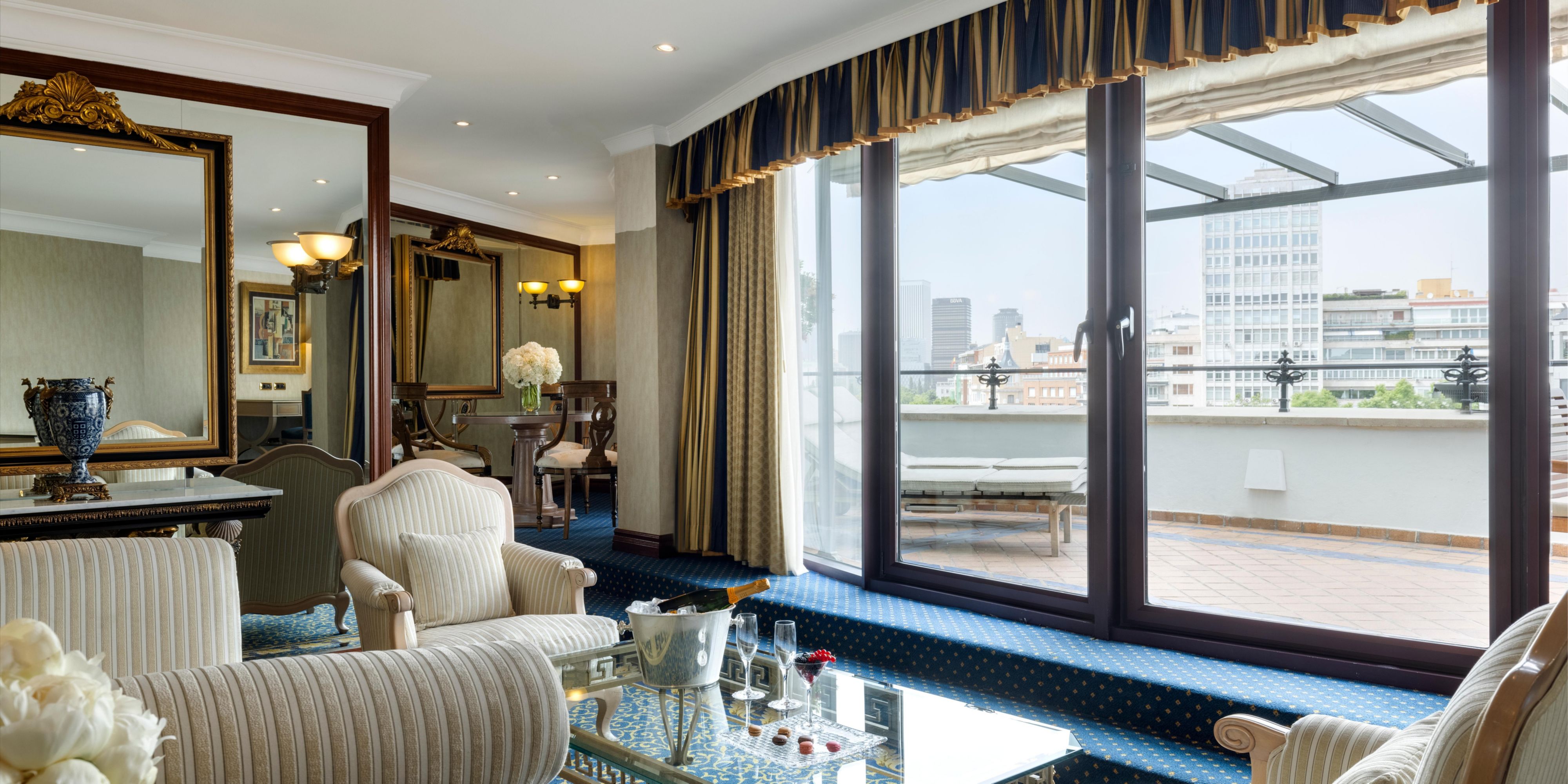 Experience the luxurious Signature Suite, a tribute to Ava Gardner, with 97 m² and a 20 m² terrace overlooking Paseo de la Castellana. It includes a separate living room and bedroom, main bathroom with a whirlpool, second bathroom, kitchen with Nespresso, and exclusive access to the Club InterContinental with buffet breakfast, canapés, drinks, and 