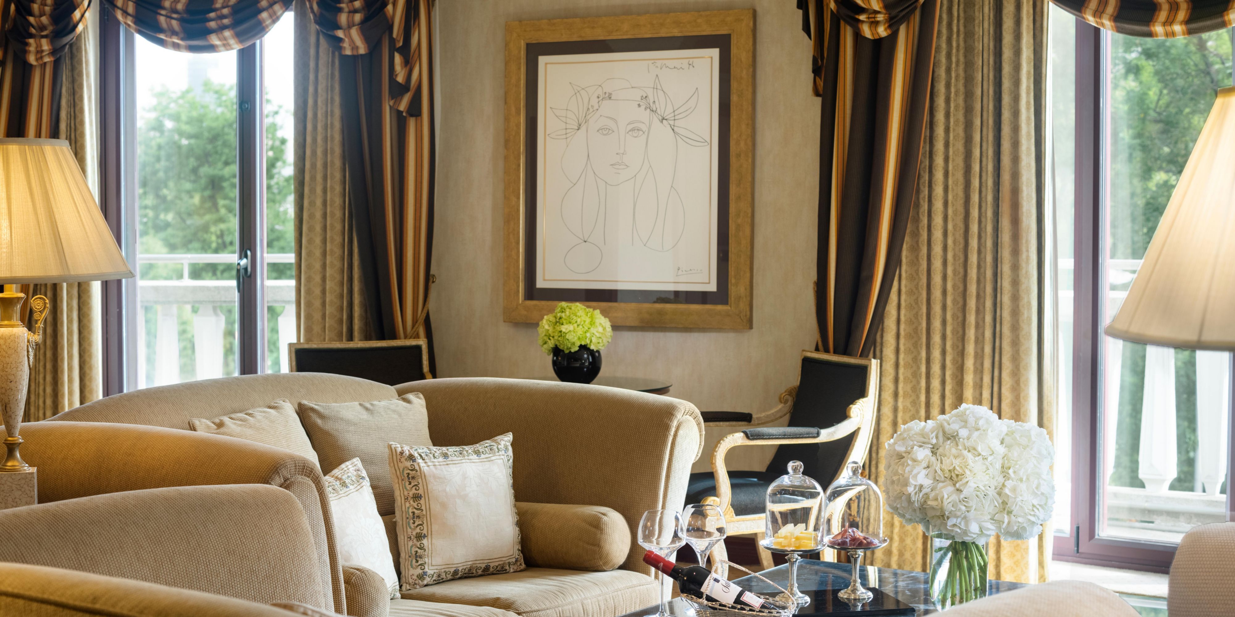 Stay in our luxurious 155m² Signature Suite with stunning Paseo de la Castellana views. Enjoy a spacious living room, hydromassage bathtub, second bathroom, and kitchen with Nespresso. Access the InterContinental Club with private check-in, late check-out, buffet breakfast, canapés, drinks, and a private meeting room