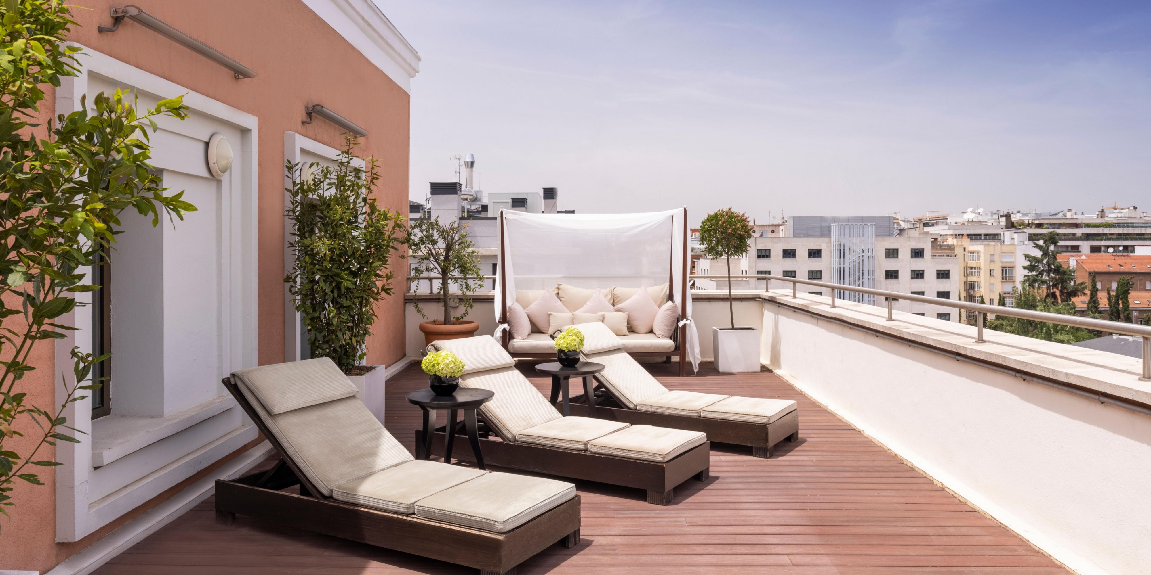 放松身心，享受露天露台上的阳光