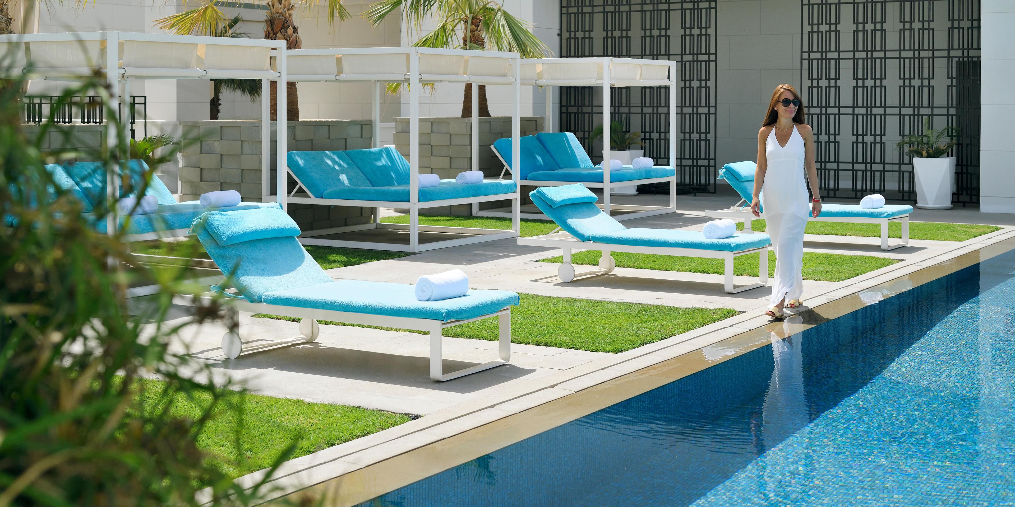 Escape from the stress of the city and enjoy a unique moment in a green oasis in the heart of Manama. At our serene Elements Pool & Lounge, you can relax on a daybed with a refreshing beverage, or enjoy the evening breeze from our poolside tables alongside signature dishes and drinks.