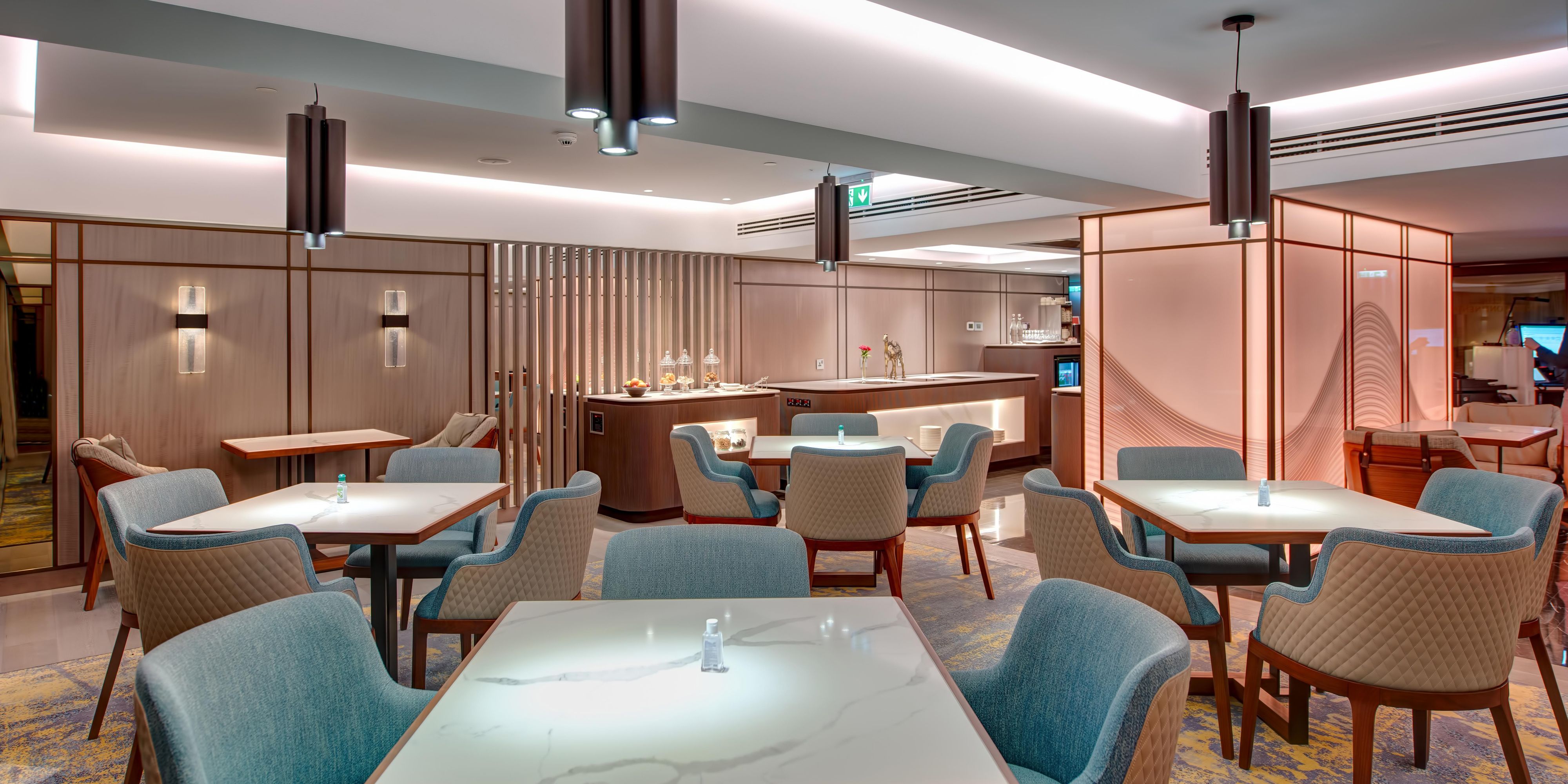 Step into Club InterContinental Lounge, a refined retreat in the heart of Muscat for both business and leisure travelers. This exclusive space offers a panoramic backdrop of the sea, curated amenities, and authentic Omani hospitality. Enjoy private check-ins, high-speed Wi-Fi, deluxe breakfast, and evening drinks, all in one place.