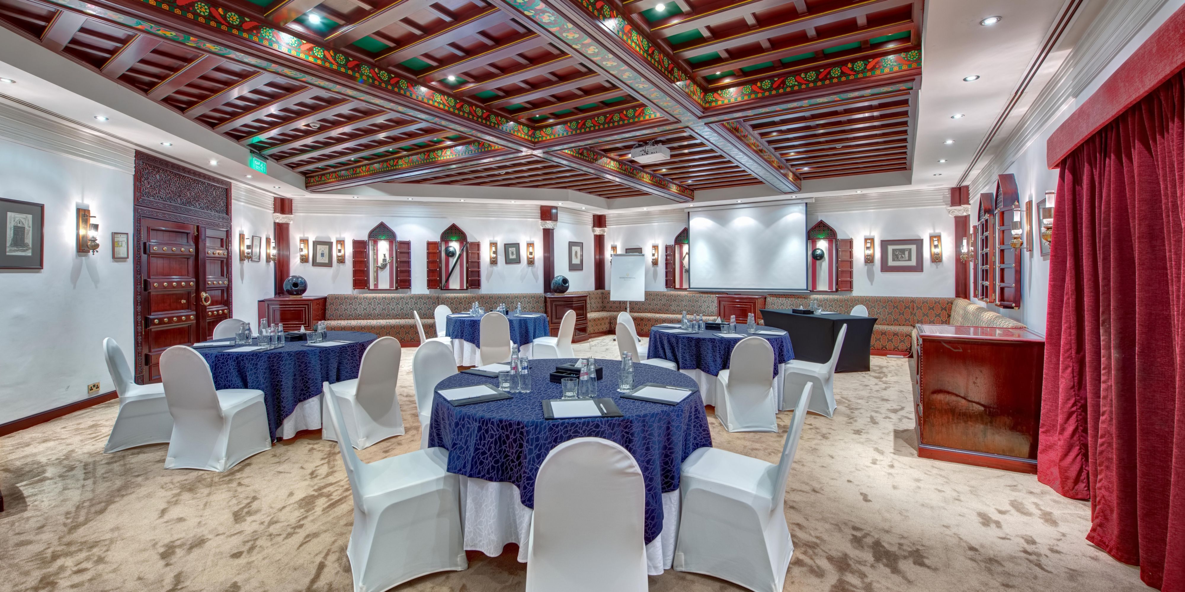 在马斯喀特洲际酒店举办非凡盛事，定能为宾客留下难忘印象。从受阿曼建筑与文化遗产启发的现代场地中精心挑选，这些场地配备先进科技与个性化服务。这里是举办会议、商务活动或私人聚会的理想之选。