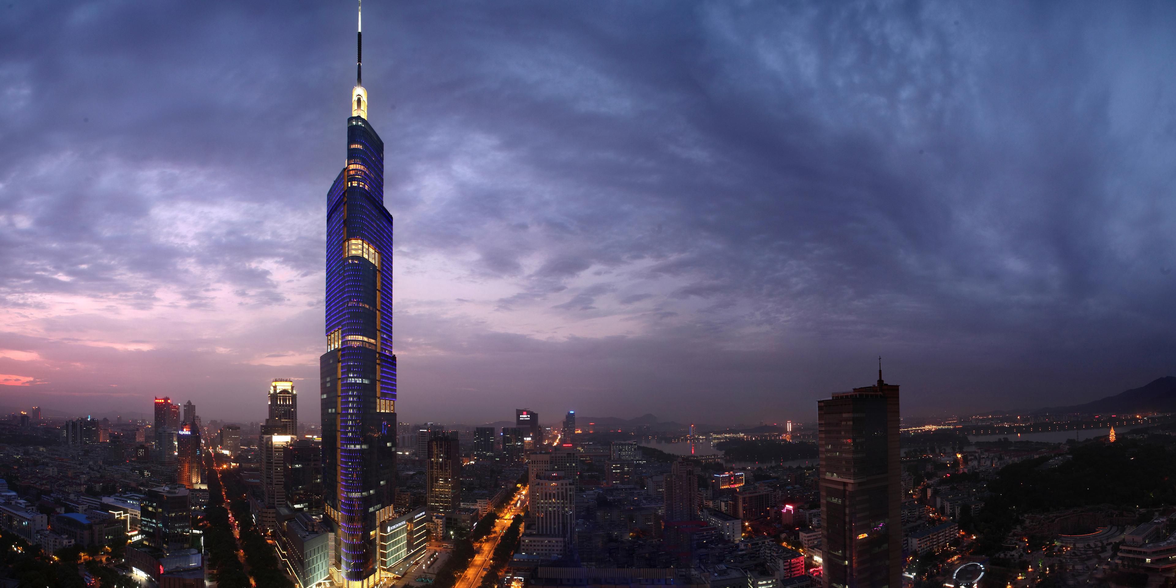 南京洲际酒店由“世界摩天大楼设计泰斗”-美国SOM建筑设计事务所设计，由首席设计师Adrian Smith亲自担任主创设计。位于近450米高的地标建筑紫峰大厦内。酒店外墙采用世界领先的新型三角玻璃幕墙，如龙鳞沿建筑盘旋而上，阳光下如两条巨龙奋起向上，辉映南京的城市气质。酒店49层以上共有433间景观客房，每间客房全景窗边都设有新风孔，宾客可畅快呼吸来自玄武湖及紫金山麓的新鲜空气，领略南京城古老与现代碰撞的城市风貌。