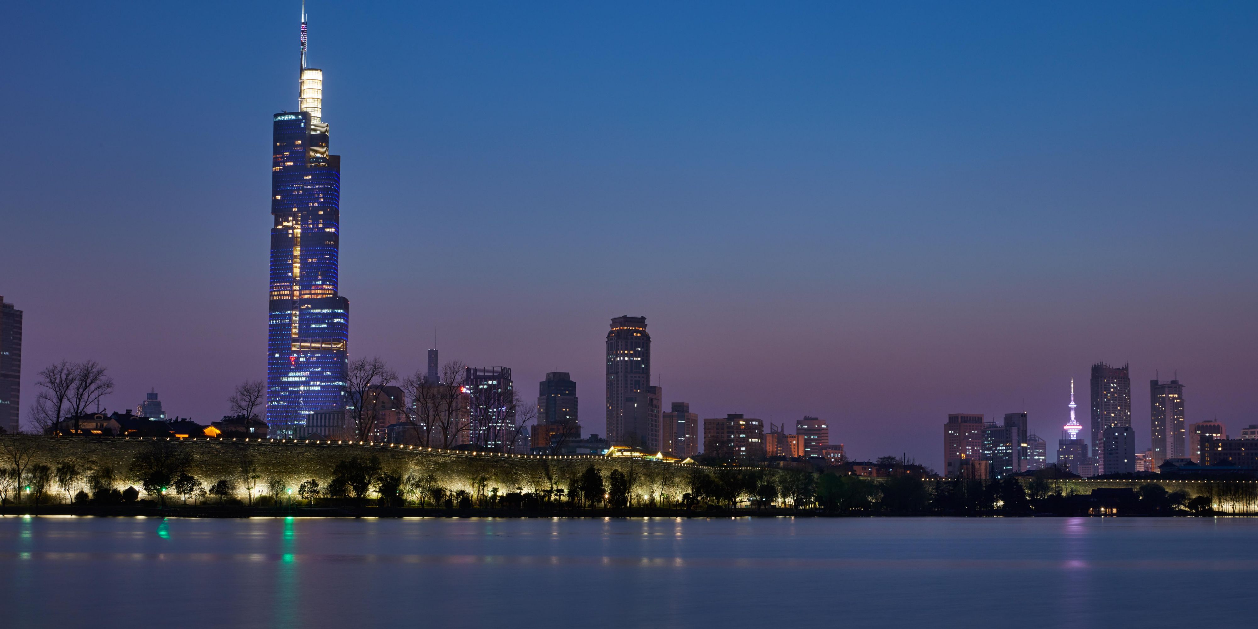 酒店地理位置优越，坐落于鼓楼区鼓楼广场，周边有玄武湖、鸡鸣寺、1912酒吧街、明城墙、湖南路狮子桥美食街、新街口商业街等繁华之地。酒店处于城市的制高点，东可眺望紫金山、西可望长江、南有雨花台、北有幕府山；也是全国著名高等学府南京大学、东南大学等名校集聚之地；作为南京地标打卡点，成就了无数古今同框的震撼摄影作品。