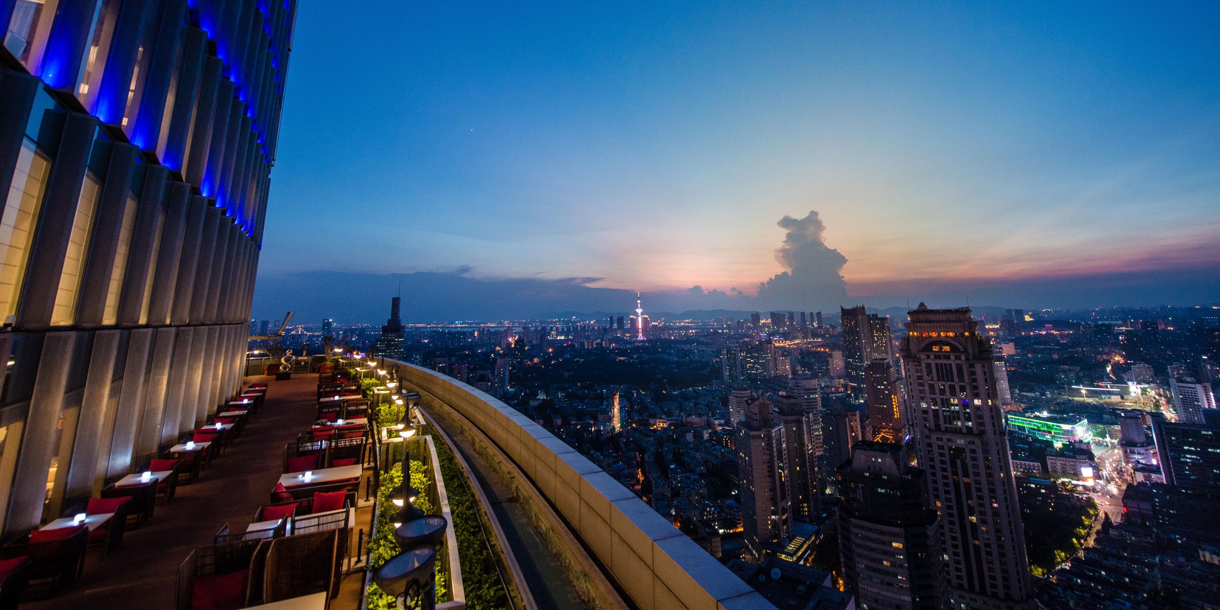 流线型户外观景平台位于南京洲际酒店45楼，与星云酒廊相连，拥有开阔的视野，可将金陵的美景尽收眼底，远处的紫金山、玄武湖，以及近处林立的高楼大厦都一览无余，能将南京的城市风光、自然景观框成一幅绝美的画卷。无论是举办私人派对或鸡尾酒会等活动都能给宾客带来别具一格的完美体验。亦成为海内外游客来南京必打卡景观。