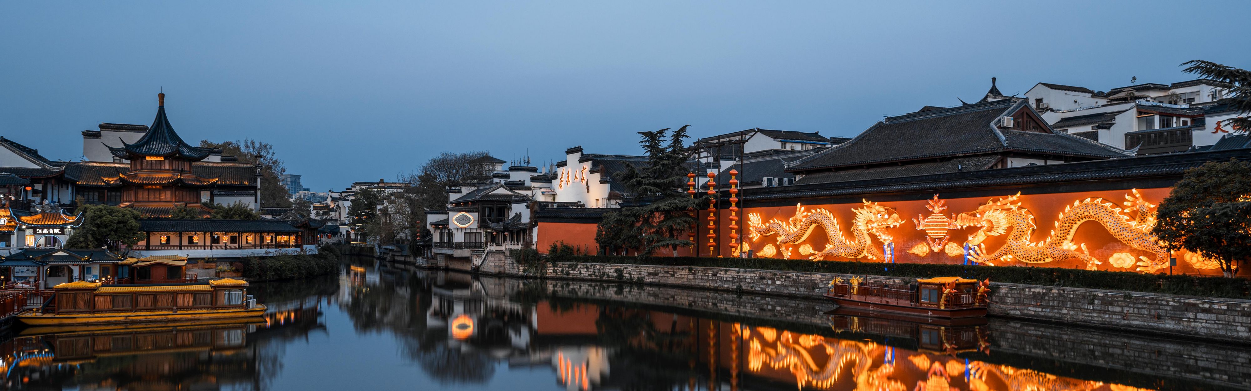 当地著名景点夫子庙秦淮河风光带