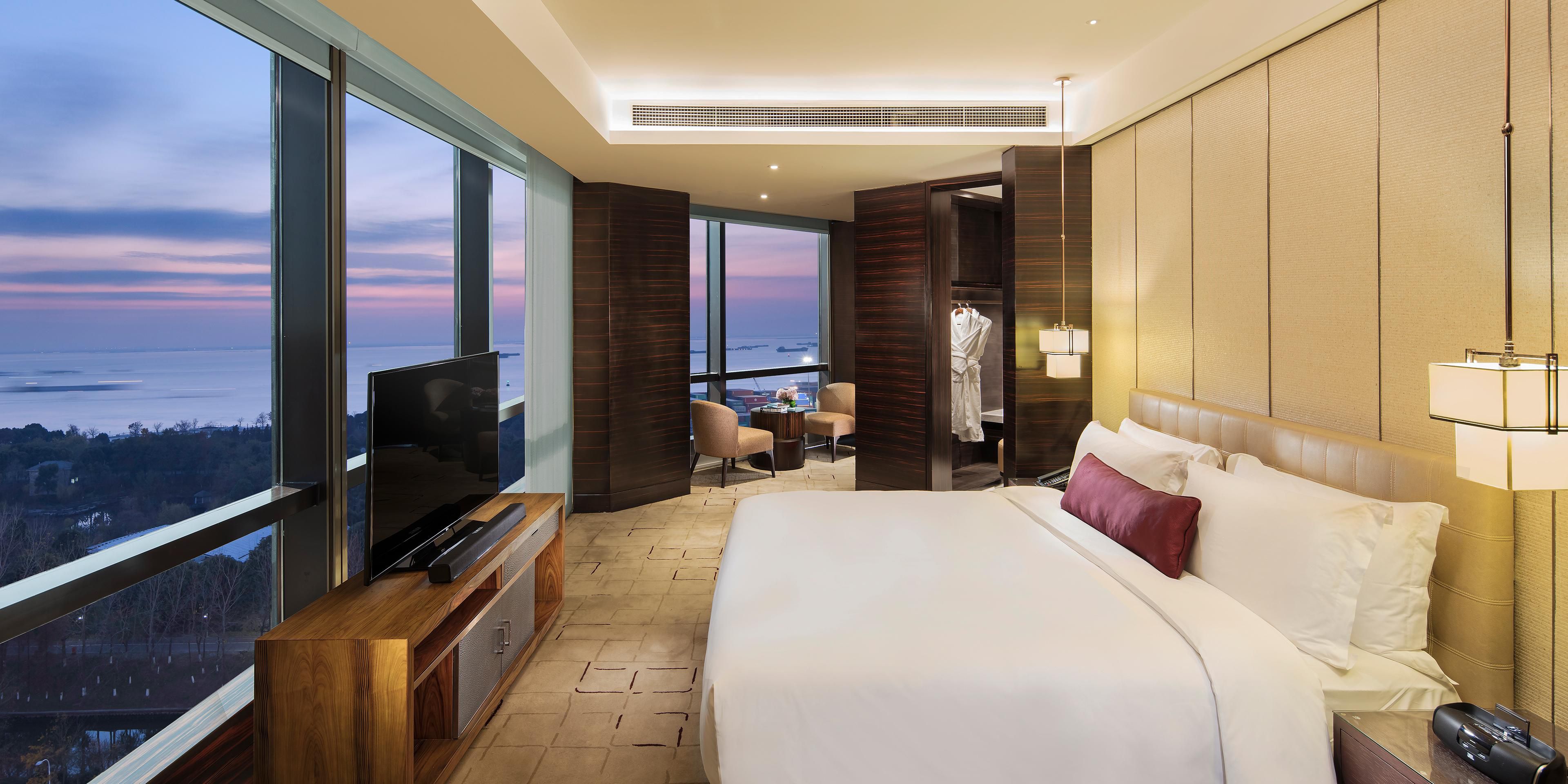 南通滨江洲际酒店拥有381间奢华客房(45平米以上)及套房，著名的长江江景和城市美景一览无余。酒店共有40间连通房和12间主题亲子房，是亲子之旅的不二之选，18间优雅的公寓和16间花园别墅满足您和家人朋友出游短住或度假长住的需求。