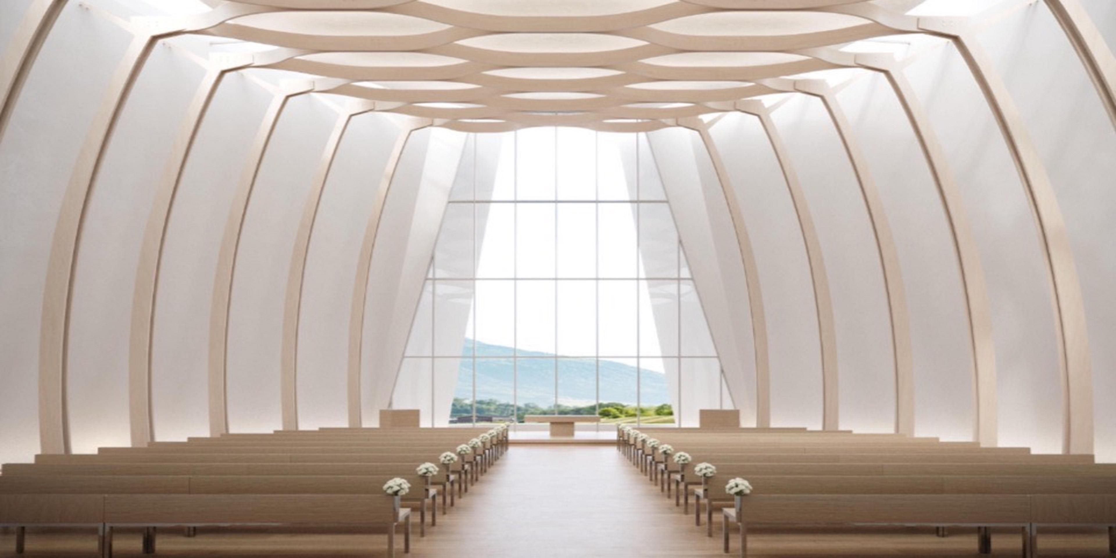 纯白挑高礼堂，弧形拱顶与落地窗引入金山山景，日光洒落。适合小型婚礼与祝福仪式，设有新人进场动线与音响控台。临近花园露台，可拍婚照或举办户外鸡尾酒会；提供室内外布置，私密优雅，与自然相融。