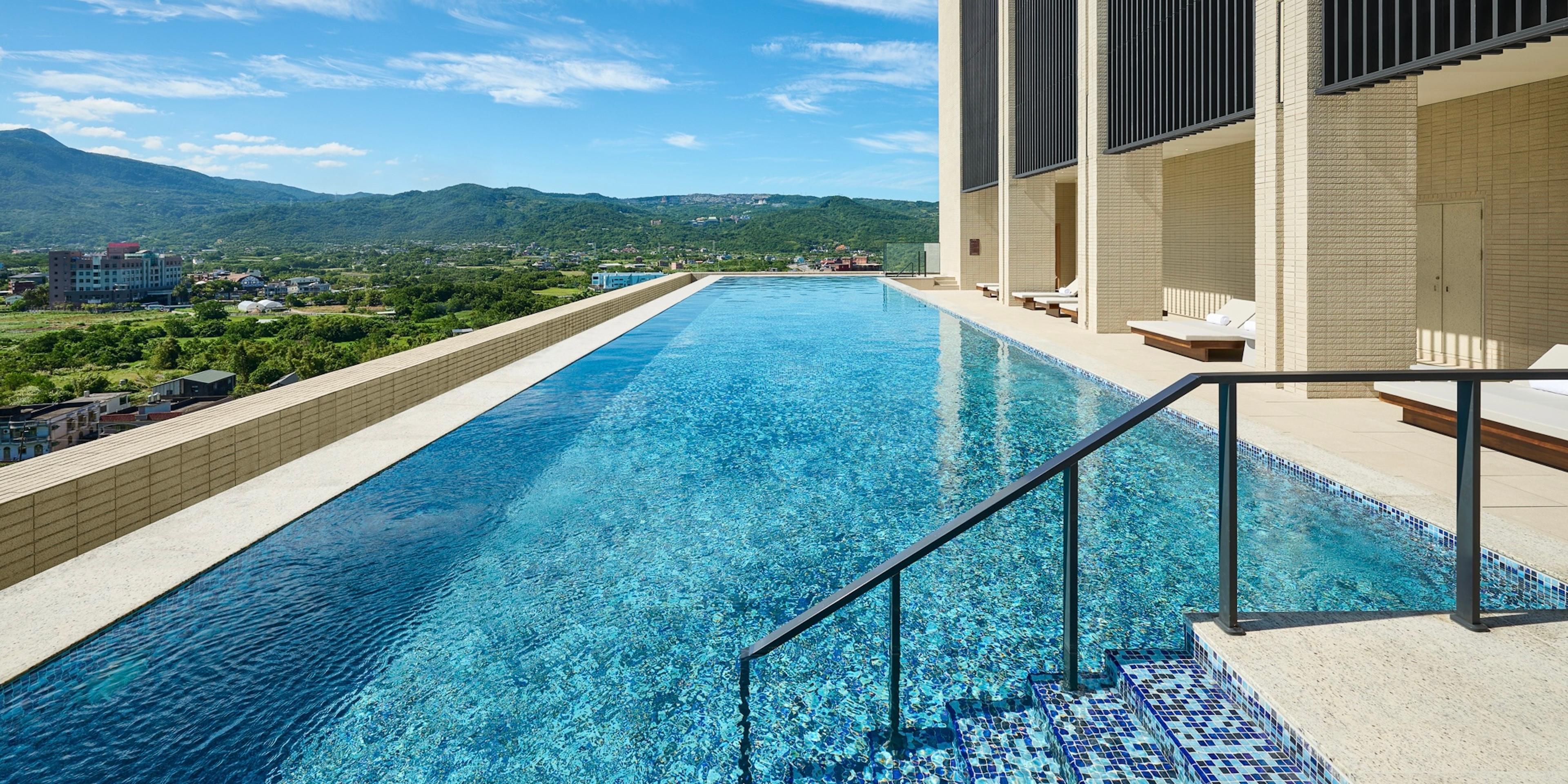 在顶楼泳池，可以沉浸在迷人的山景中，享受那片宁静与惬意。无论是奋力划水后的喘息，还是只是徜徉在池面上、休憩与思考，都能在湛蓝的天空下找到属于自己的闲适。另设有儿童戏水设施，畅享亲子天伦时光。