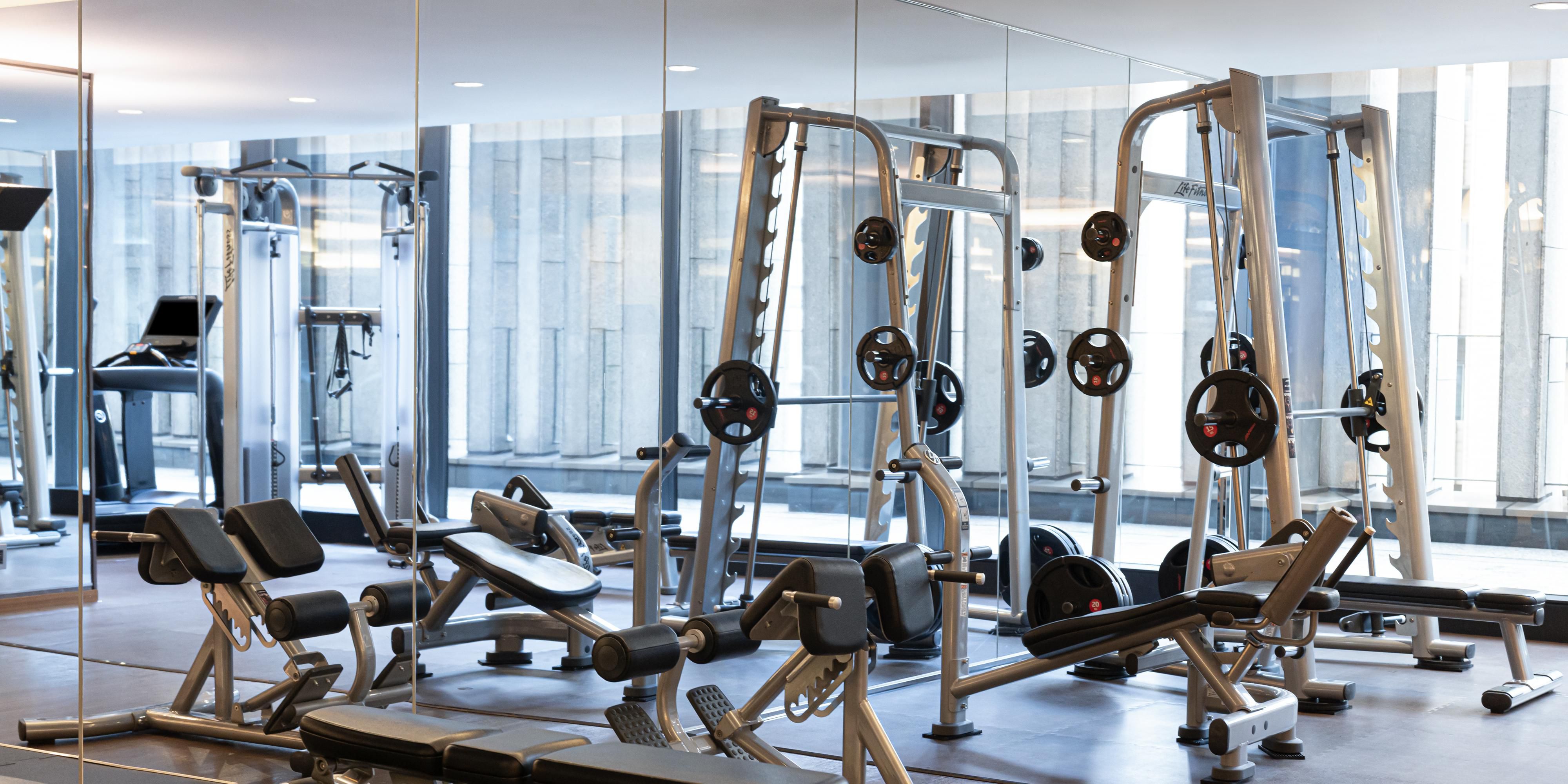 24小时开放的健身房内，有氧运动器械、负重训练器具、运动用具一应俱全，还准备了伸展用区域。