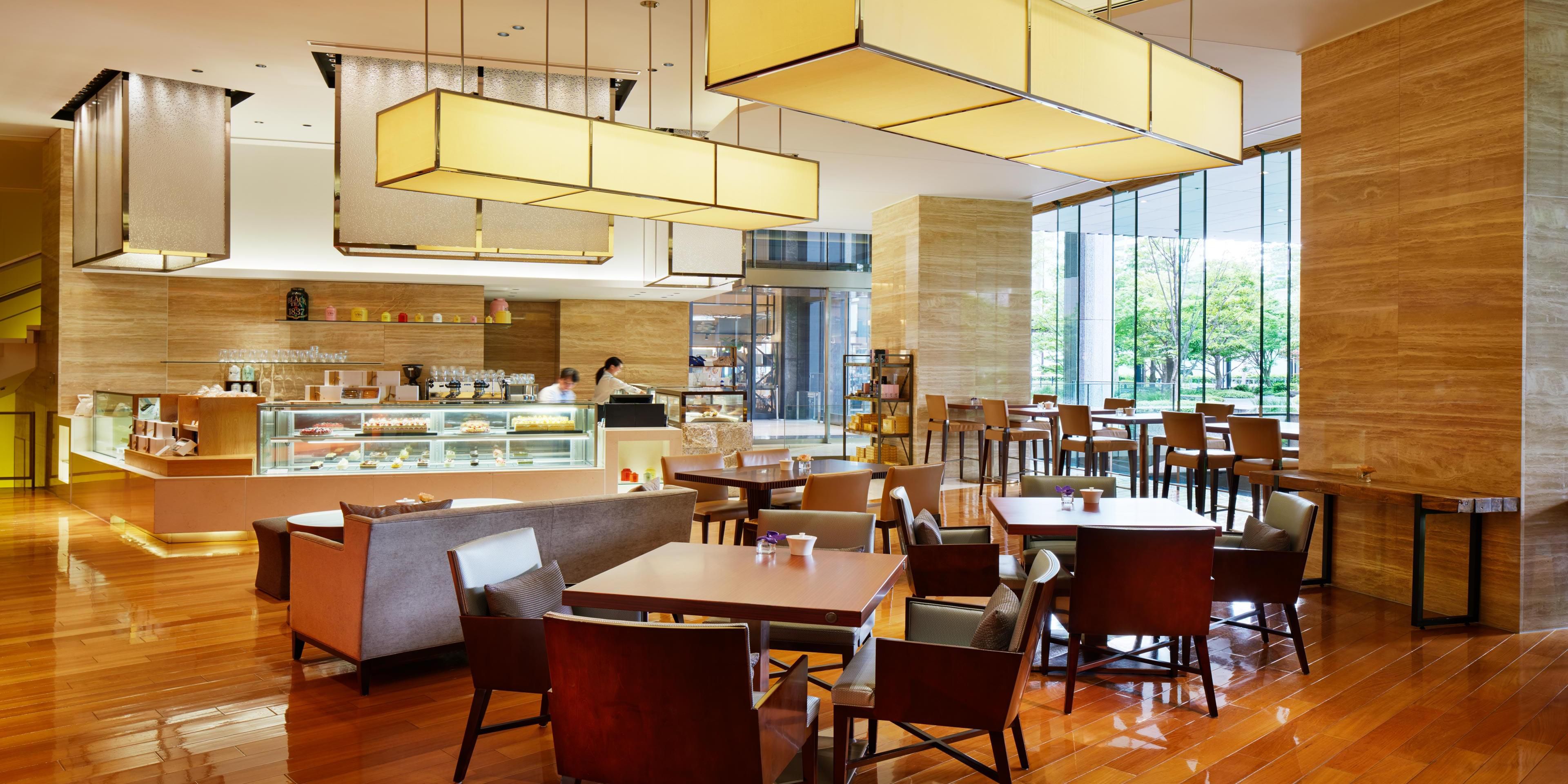 An oasis far from the hustle and bustle of daily life, enjoy a selection of sweets bursting with novelty and playfulness in a quiet, tranquil space filled with light and greenery. Original InterContinental Osaka gift items on display provide a perfect memento of your stay.