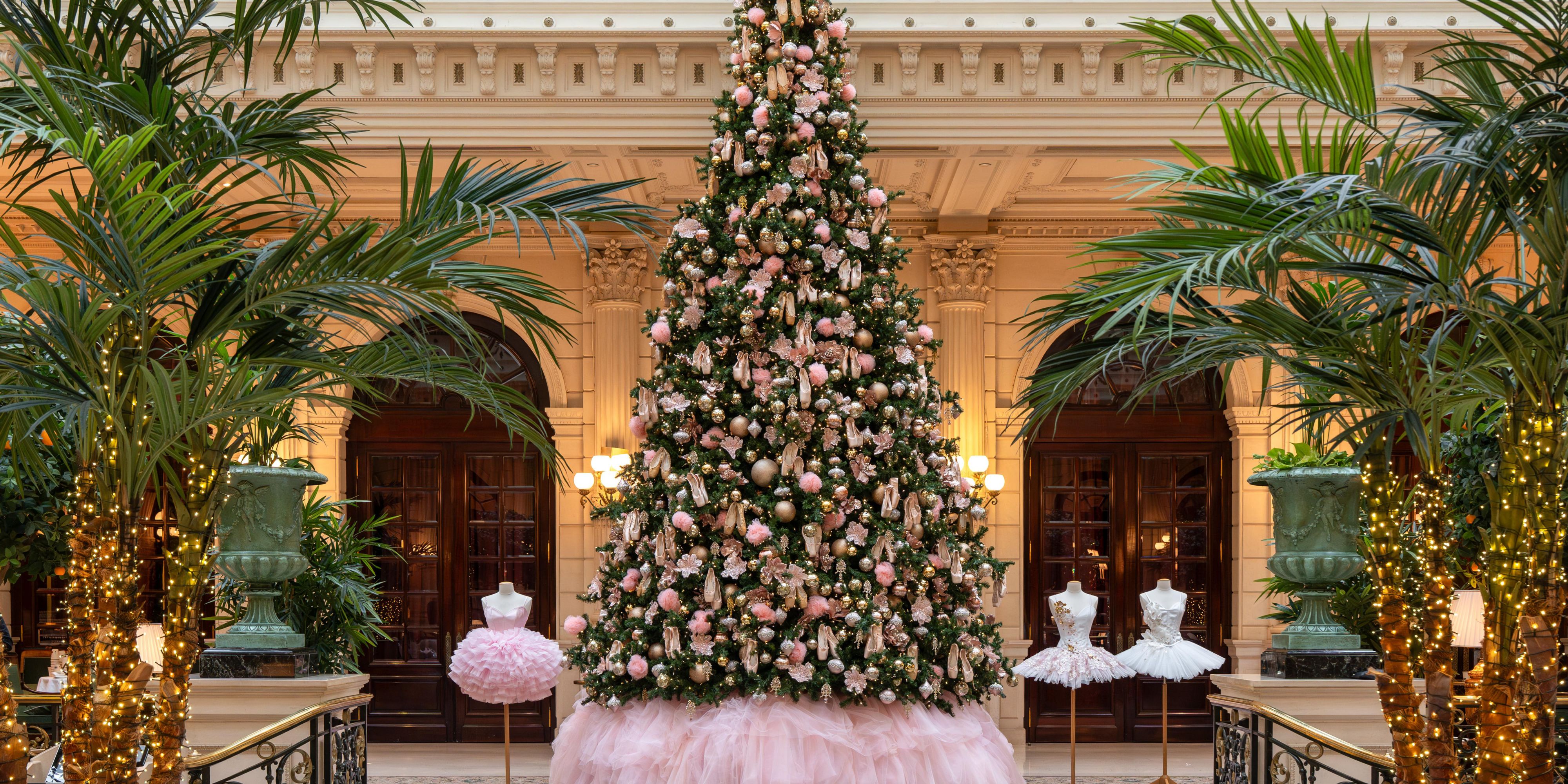 This season, InterContinental Paris Le Grand becomes a life-sized ballet: a spectacular tree surrounded by 1,244 Repetto pointe shoes creates a magical setting. From the ‘Rose Adage’ Yule log to the festive tea time under the Glasshouse, enjoy an enchanting Parisian holiday moment.