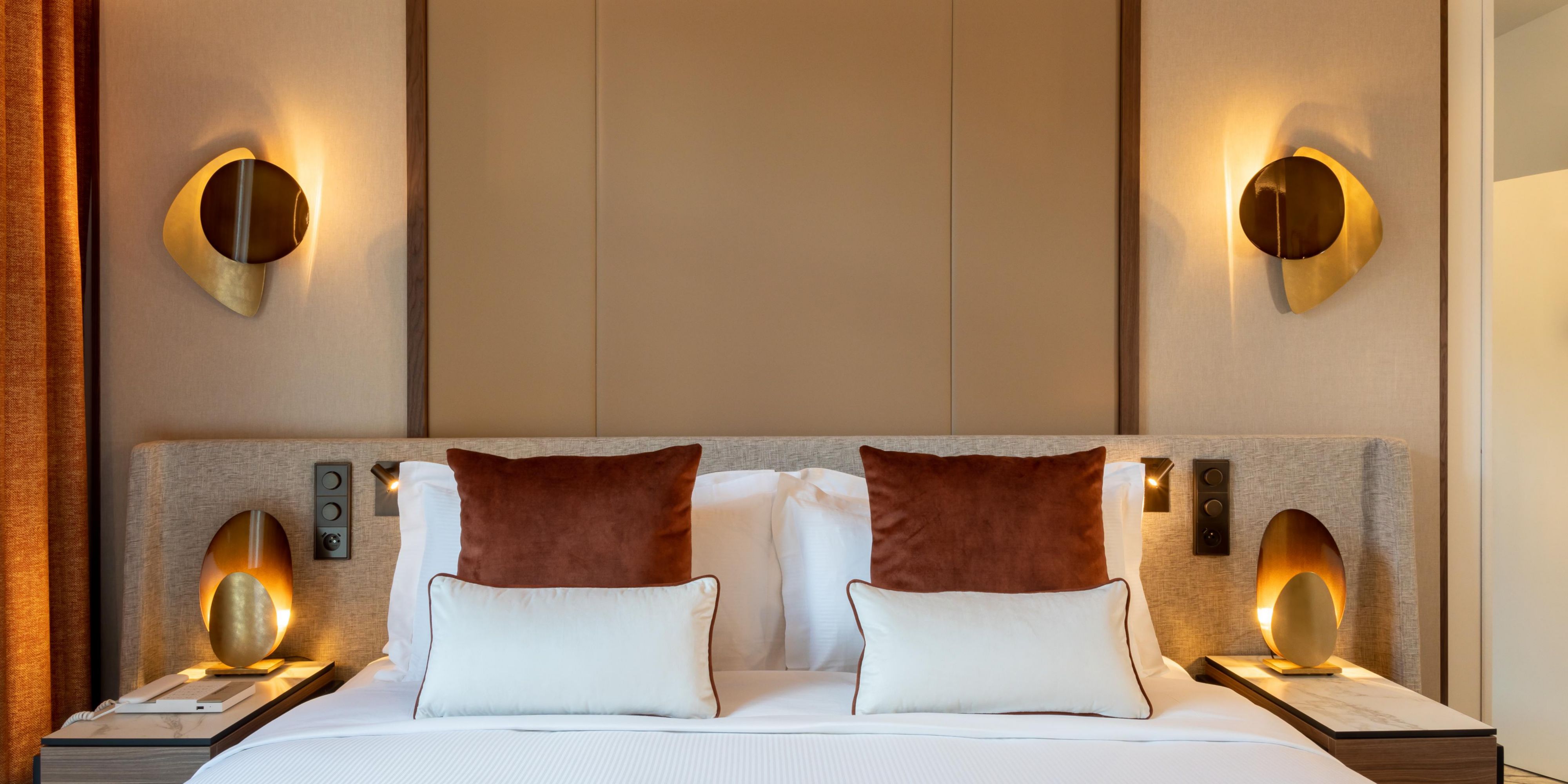 The InterContinental Paris - Champs-Elysées Etoile is reopening after two years of major renovations. Discover re-imagined rooms and spaces imagined by interior designer Alexandre Danan, and executed by architect Laurent Minatchy. Experience the perfect retreat away from the hustle and bustle of the city.