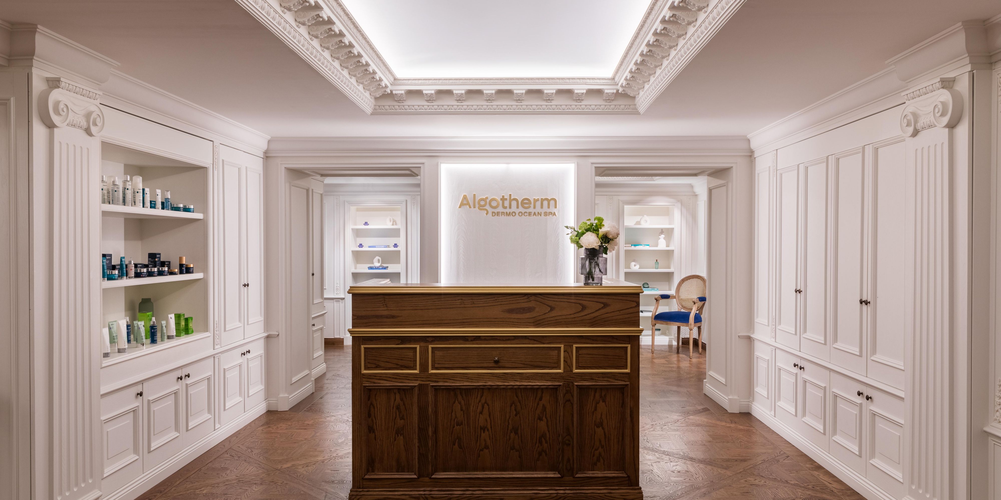 A unique wellness experience in the elegant atmosphere of a Parisian apartment. The spa features four single treatment rooms and one double treatment room, each a cocoon of serenity where Algotherm’s expert skin therapists deliver exceptional treatments: protocols that combine advanced technology with manual technique.