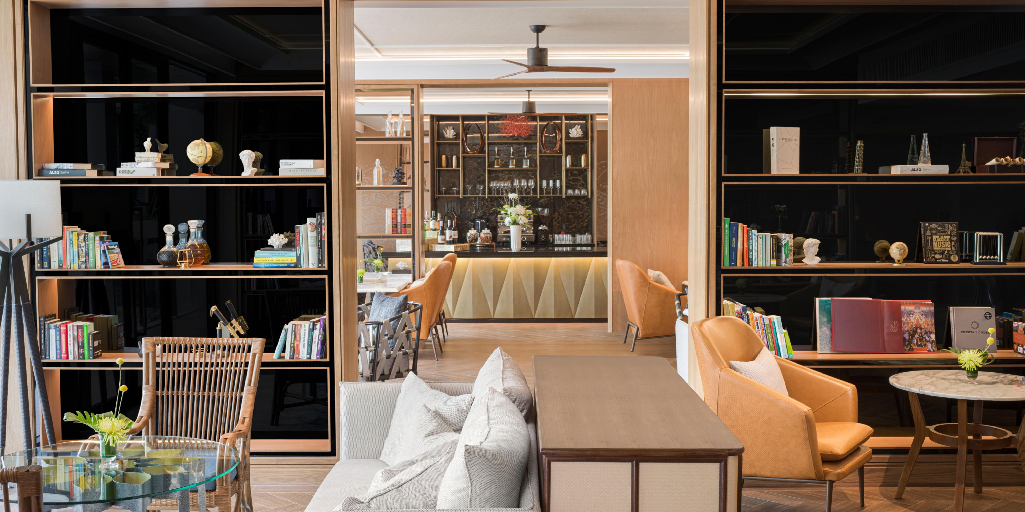 洲际俱乐部行政酒廊和海景泳池集度假村最佳特色和顶级享受与一体，让每一次的入住都充满惊艳难以忘怀。毗邻卡马拉海滩的洲际俱乐部行政酒廊和海景泳池提供将奢华的室内外空间融进大自然，而其个性化管家服务，丰富的餐饮选择和一系列独家优惠，能够极大限度的提升您的幸福度。