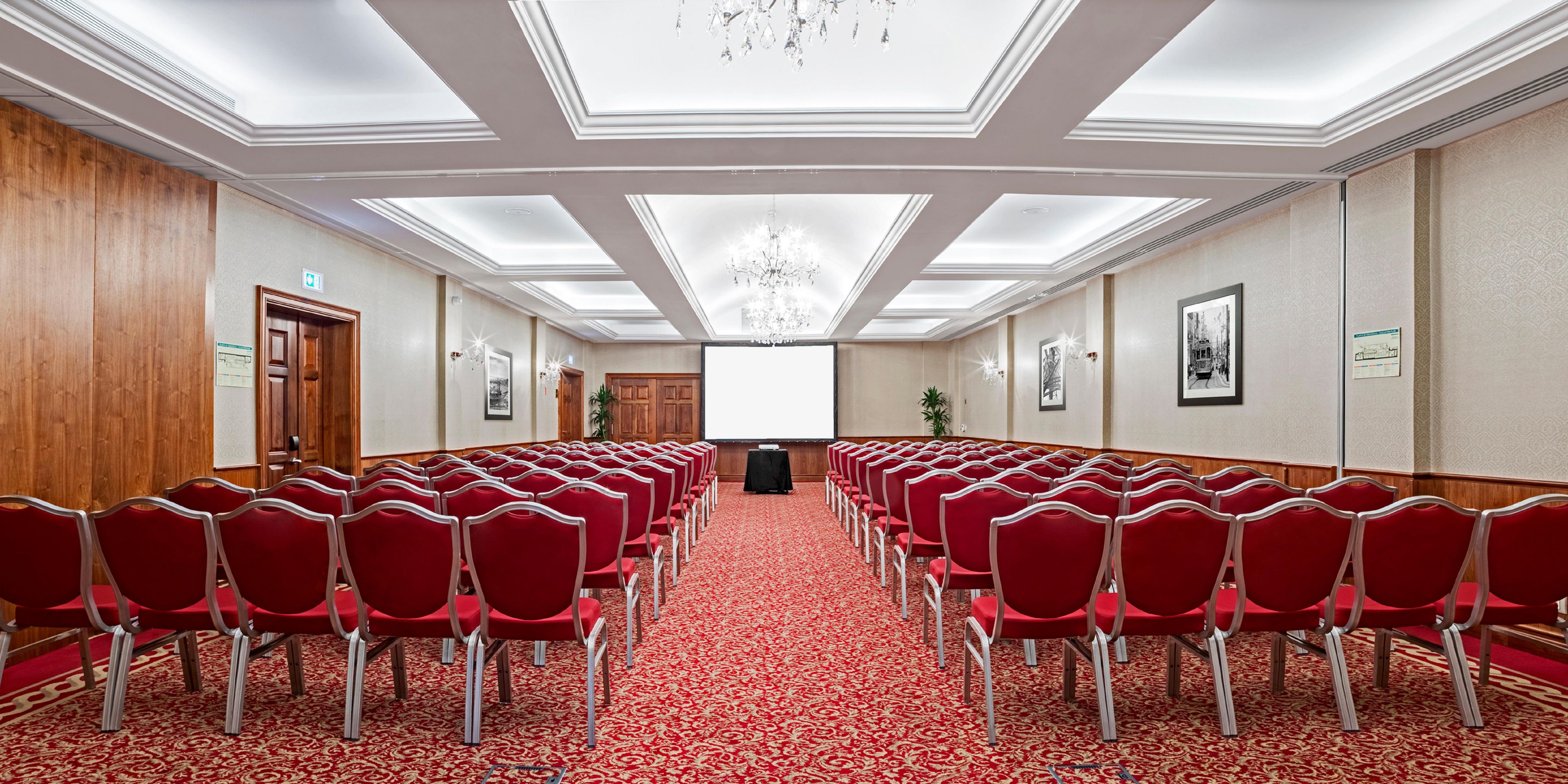 InterContinental Porto - Palácio das Cardosas is ready to host any type of event! It has a privileged location in the center of Porto, with 121 m2 and all the necessary conditions to provide a tailor-made event, adapted to the needs of each group. Book the venue for your next event now!
