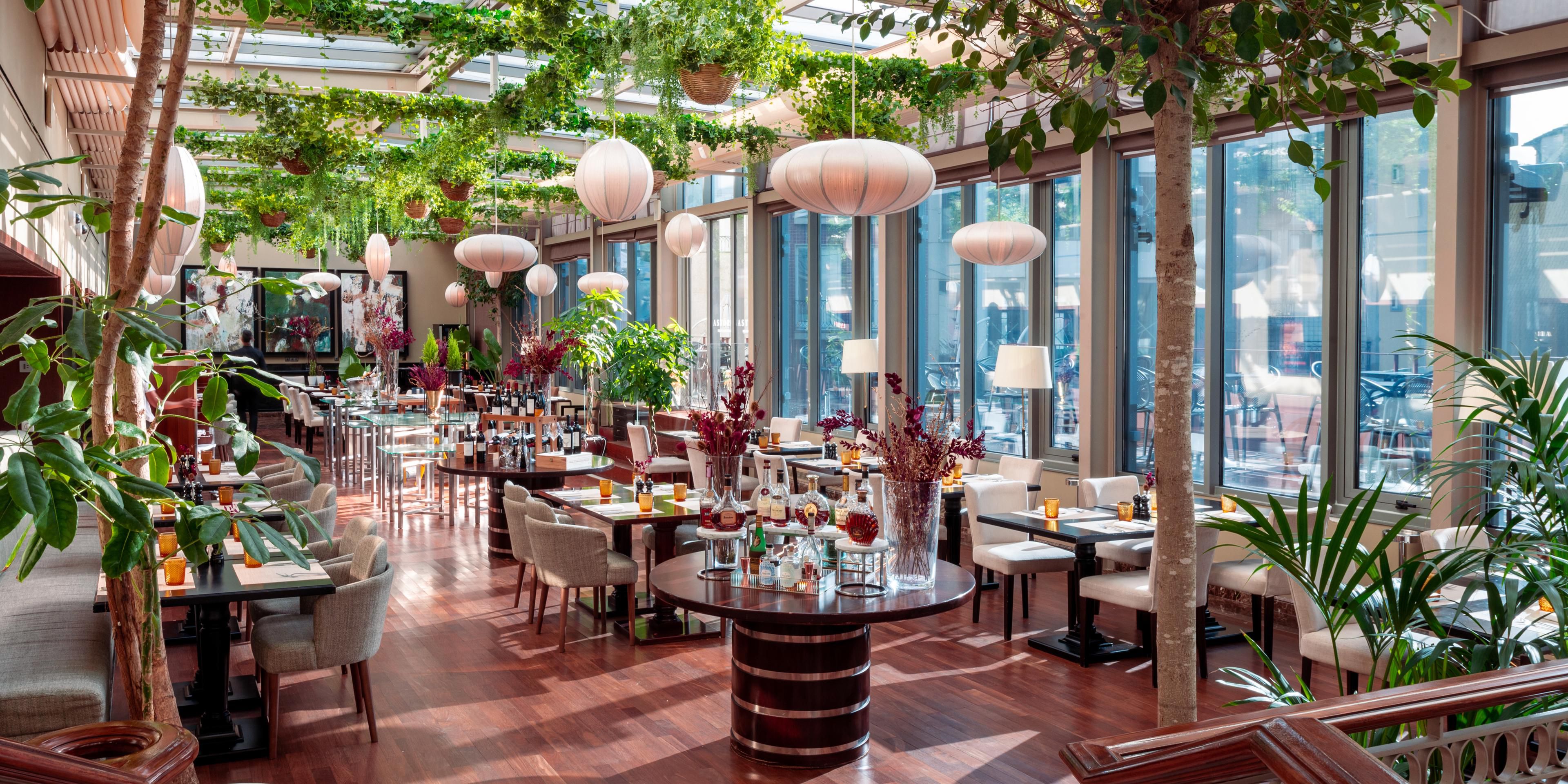 Astória Restaurant offers a Sunday brunch featuring a variety of sweet and savory dishes.