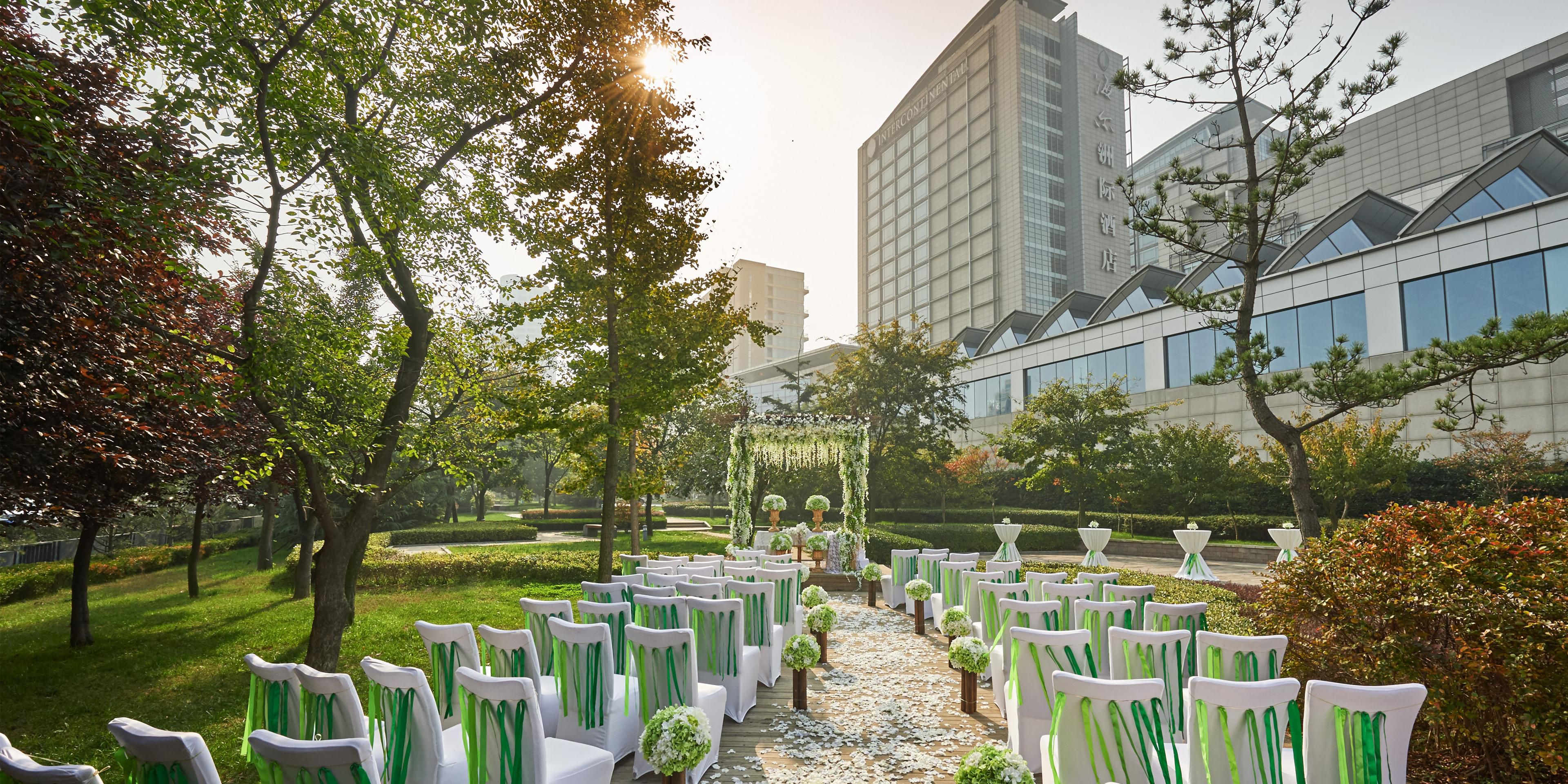 Located in a prime coastal area, it boasts exclusive garden and lawn resources. Let nature orchestrate a romantic outdoor wedding ceremony for you right in the heart of the city, creating precious and beautiful memories.