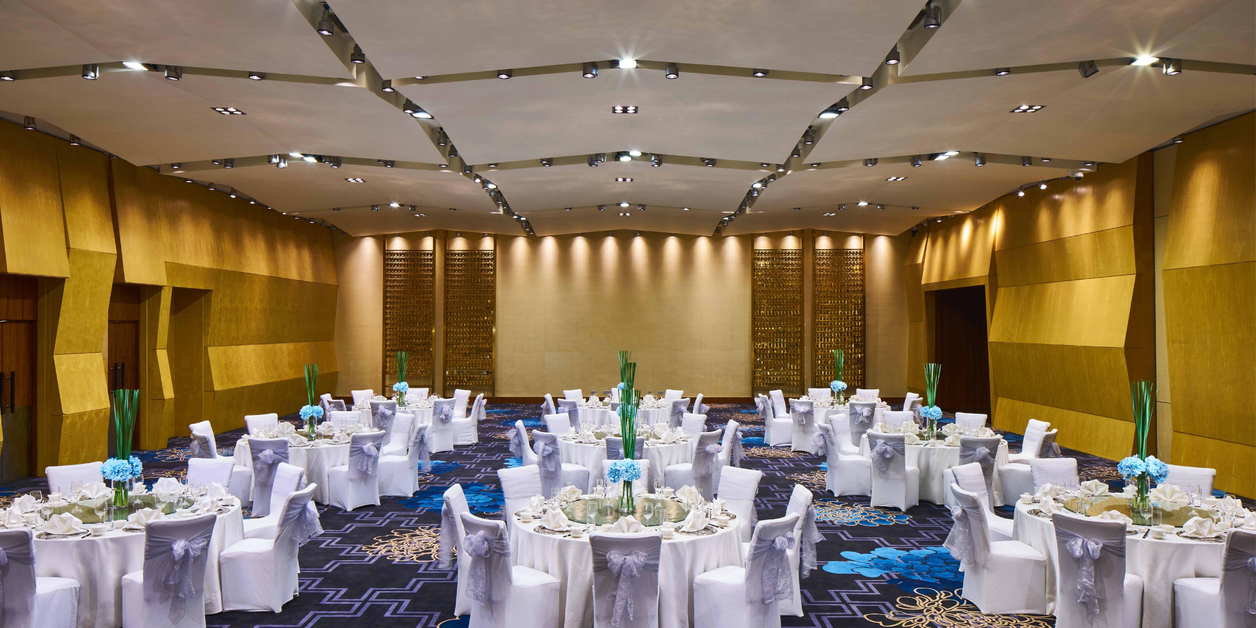 The 620 ㎡ Ocean Ballroom  uses an innovative spatial design. It can be effortlessly split into three conference halls. This flexible spatial approach brings great convenience to event organizers. Based on the nature and scale of events, they can accurately craft a proper meeting setting, thus ensuring activities run efficiently.