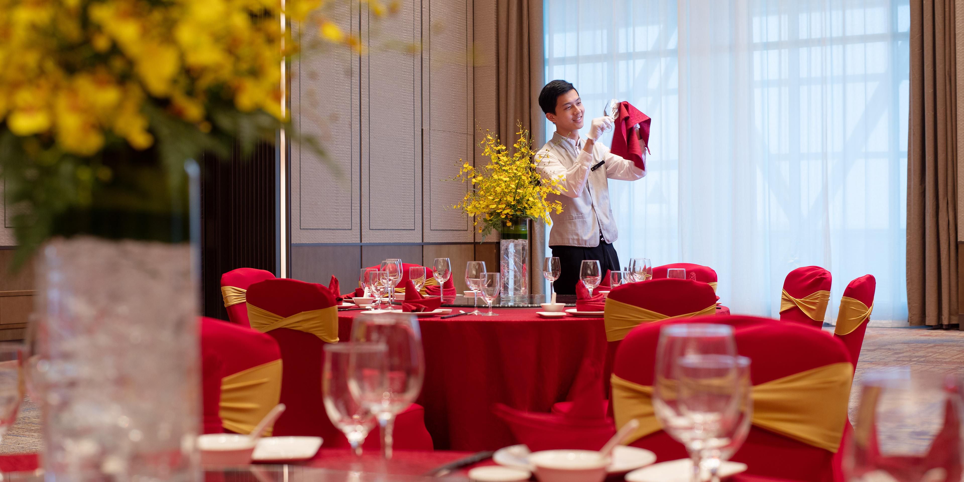 The wedding service at InterContinental Quanzhou blends global standards with local traditions in versatile venues, including a 1,600 sqm pillar-less ballroom with dedicated vehicle lift and a 200 sqm outdoor lawn. Tailored packages seamlessly merge Minnan cultural elements with modern sophistication, ensuring meticulous