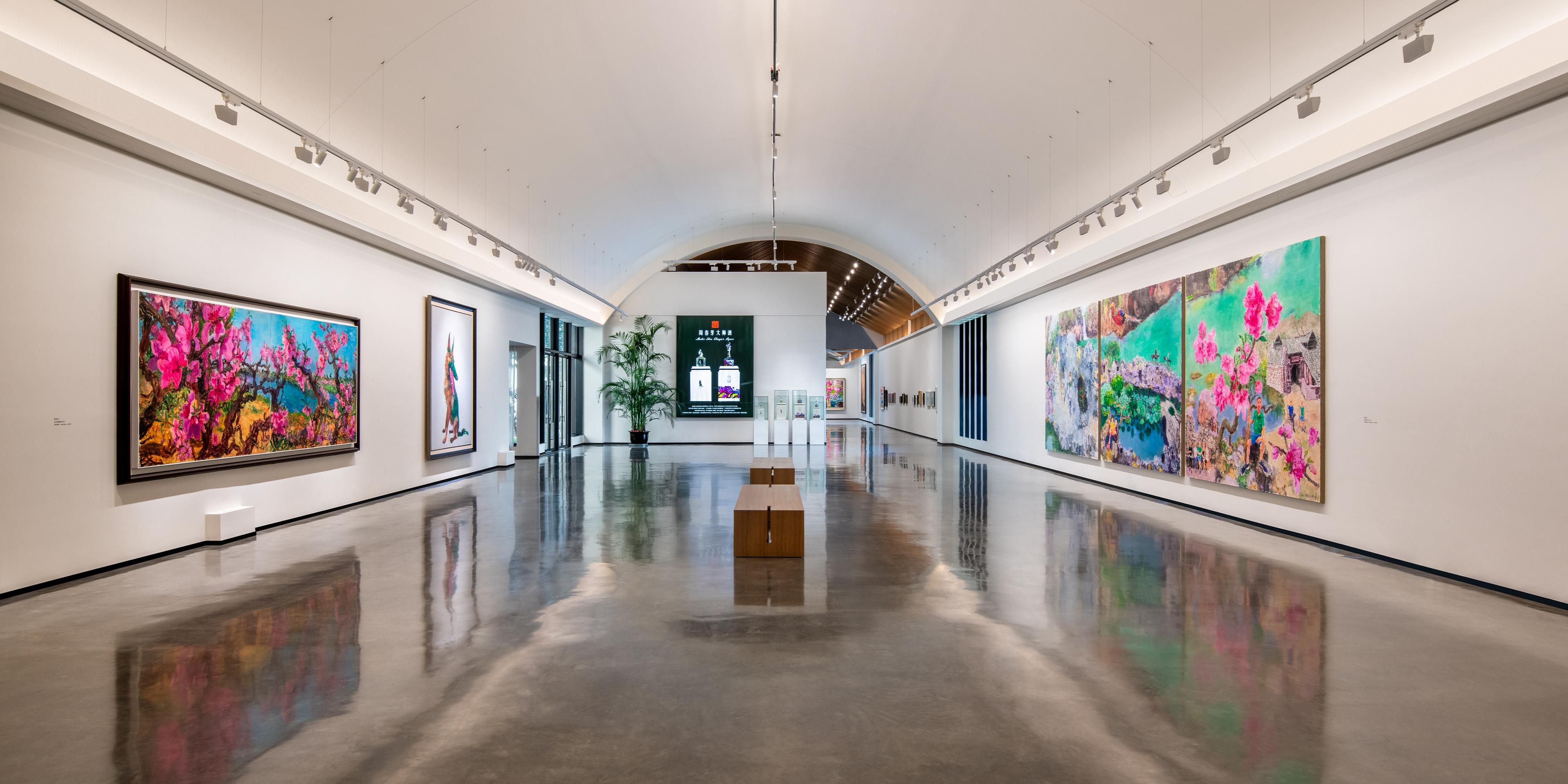 Entering Hengchang Contemporary Art Center, one feels as if stepping into an artistic palace filled with imaginative wonders. Hengchang Distillery has brought contemporary art exhibitions to the heartland of liquor production, using boundless imagination to recreate a space for soy sauce wine culture. The exhibition area regularly displays the work