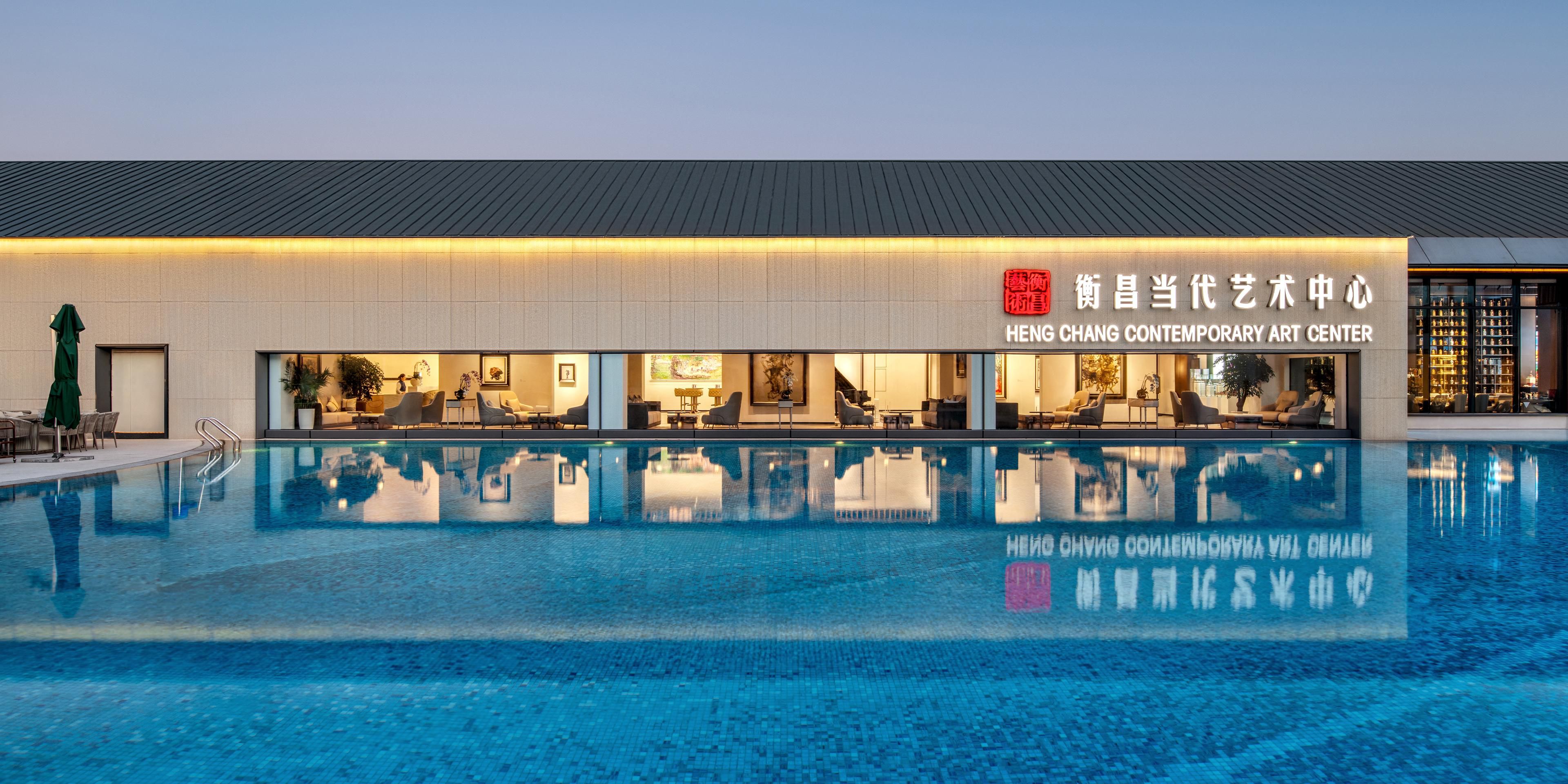 The swimming pool in the outdoor area of the hotel