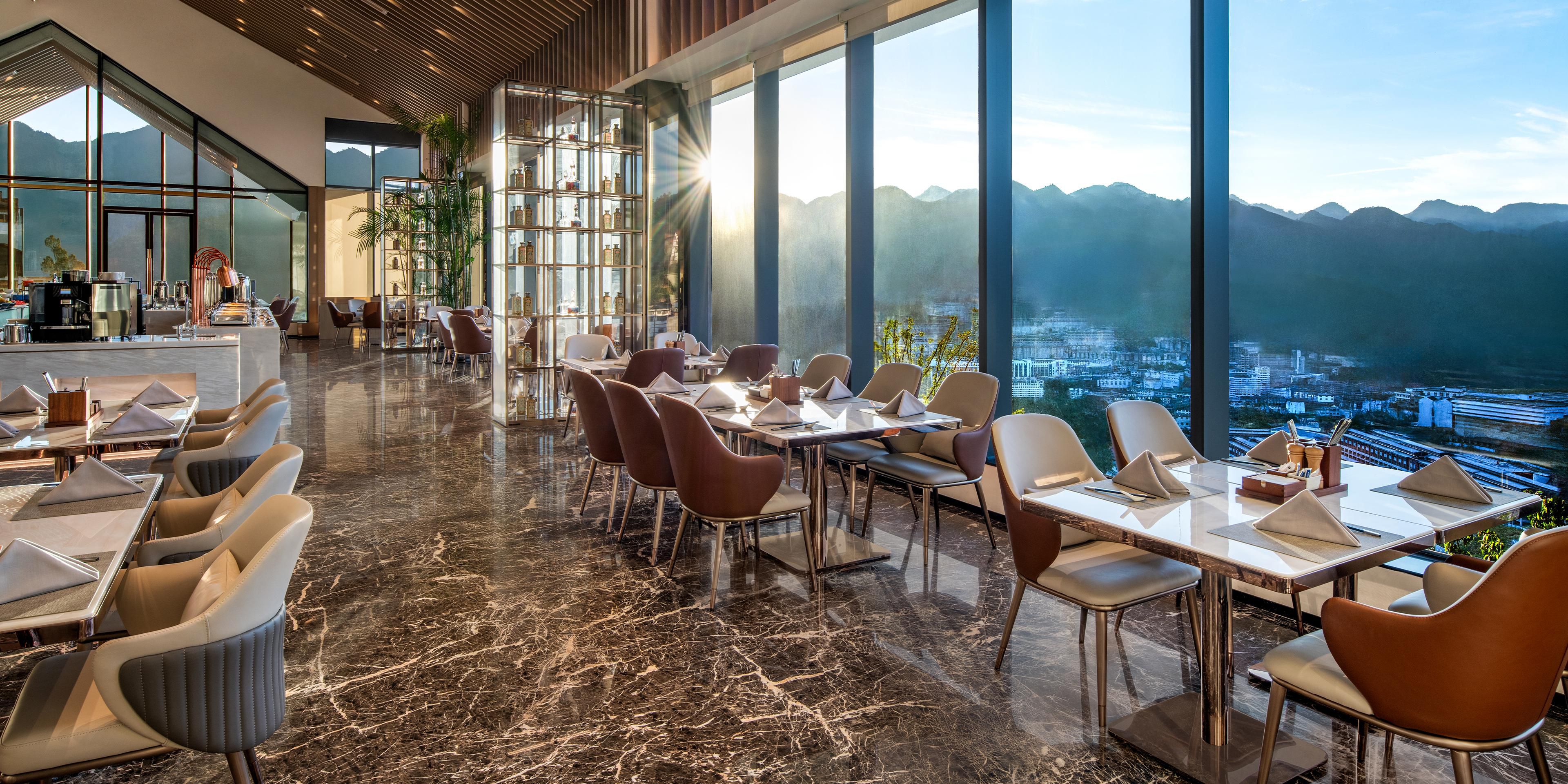 The restaurant has over 80 dining seats. It meticulously creates a dining space that combines artistic atmosphere with a relaxed ambiance, allowing you to enjoy the special dishes from Sichuan, Chongqing and Guizhou as well as regional delicacies, while also exploring the stories behind the food.