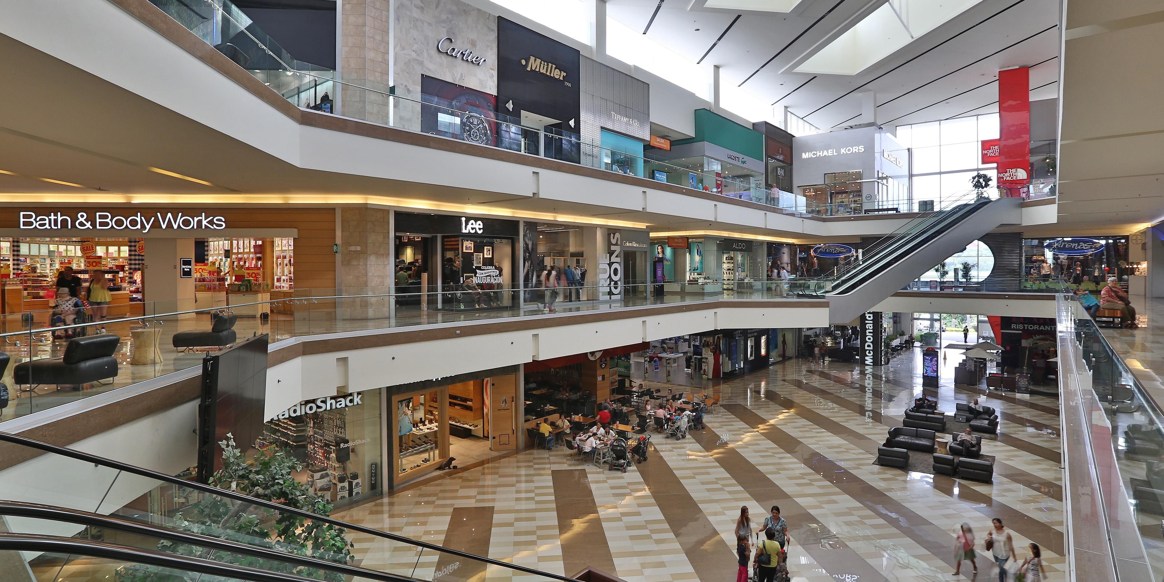 We’re located at the heart of where San José locals work and play. The Multiplaza Mall, the social and commercial center of the exclusive Escazú district, is right next door, putting some of the city’s most refined shops at your feet. You will also have easy access to the important business district.