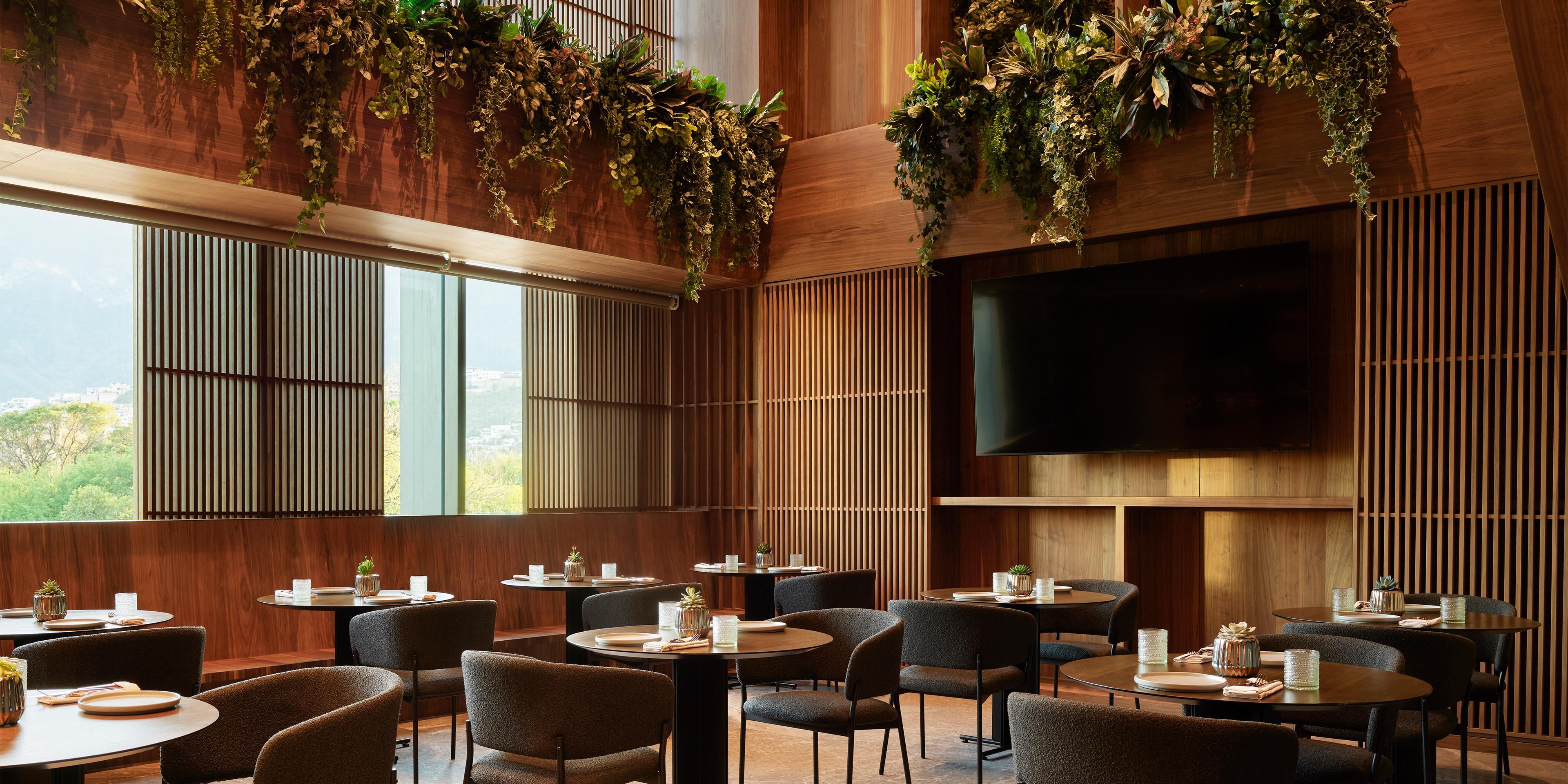 Discover Piso Club at Presidente InterContinental Monterrey, a standout among restaurants in San Pedro Garza García. Enjoy a wide selection of exclusive breakfast options in a refined setting known for its quality, flavor, and personalized service.