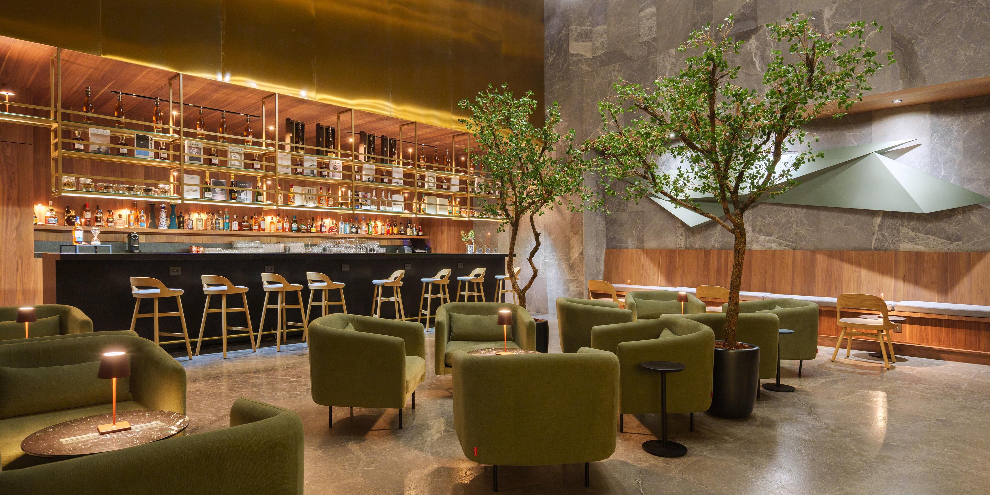 Discover Bar Epicentro at Presidente InterContinental Monterrey, featuring an extensive list of signature cocktails and fine wines. Perfect for unwinding after work or enjoying with friends. A standout choice among restaurants in San Pedro Garza García.