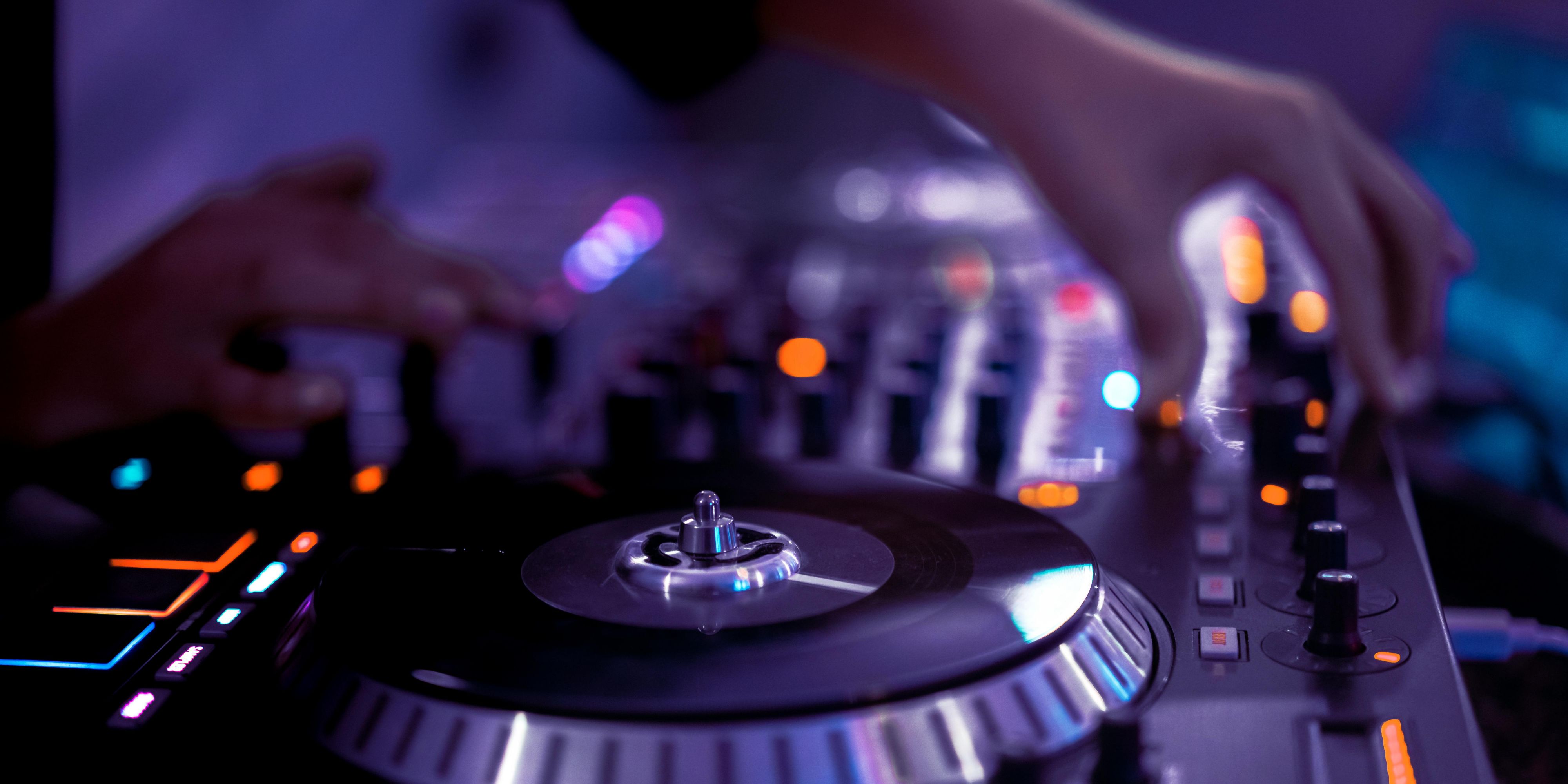 Elevate your evenings at InterContinental San Pedro Sula. Enjoy vibrant live DJ sessions in a setting of elegance and style—where every night becomes a celebration of music, luxury, and unforgettable moments.