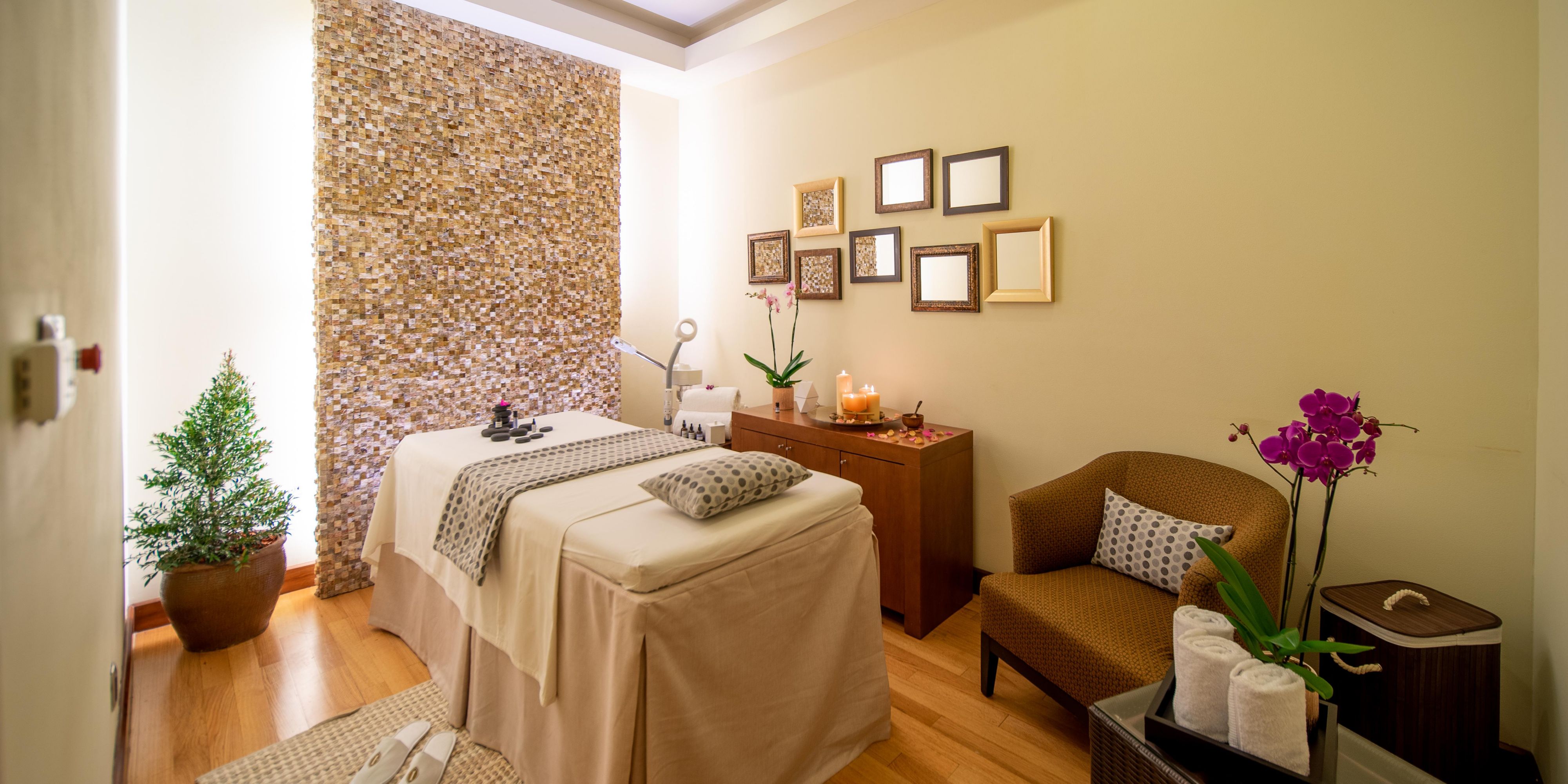 This Christmas, delight someone special with a gift of refined experiences at InterContinental San Pedro Sula. Our spa and restaurant certificates invite your loved ones to indulge in relaxation and gourmet dining, all within an atmosphere of timeless luxury. The perfect gesture for a season of celebration and distinction.