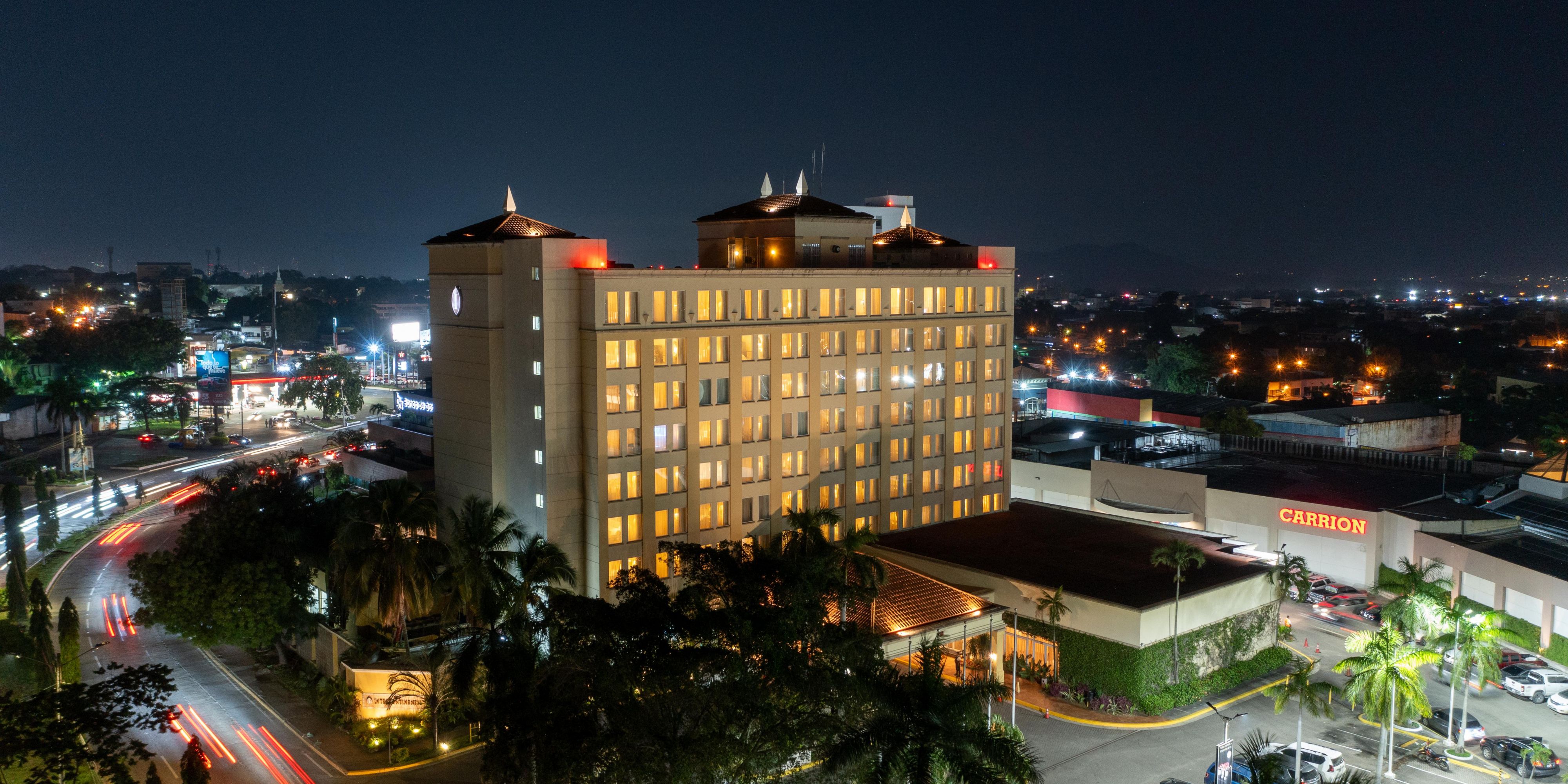 Conveniently located next to Multiplaza Mall, our hotel provides easy access to San Pedro Sula's top shopping, dining, and entertainment options. Step out and explore the city's vibrant culture and attractions or enjoy the convenience of high-end retail and exquisite dining experiences right from our doorstep.