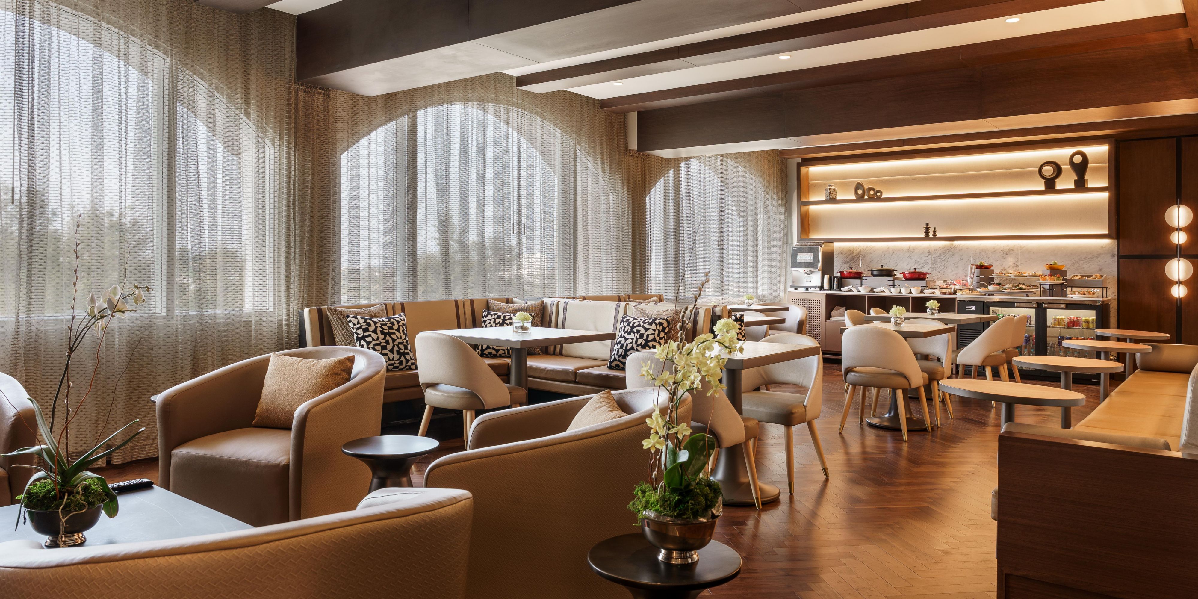 Elevate your stay with exclusive access to our luxurious Club Lounge. Start your day right with a delicious breakfast served daily, featuring a variety of fresh and flavorful options. In the evening, unwind and socialize during our delightful Happy Hour from 6 pm to 8 pm, where you can enjoy beverages in a sophisticated atmosphere.