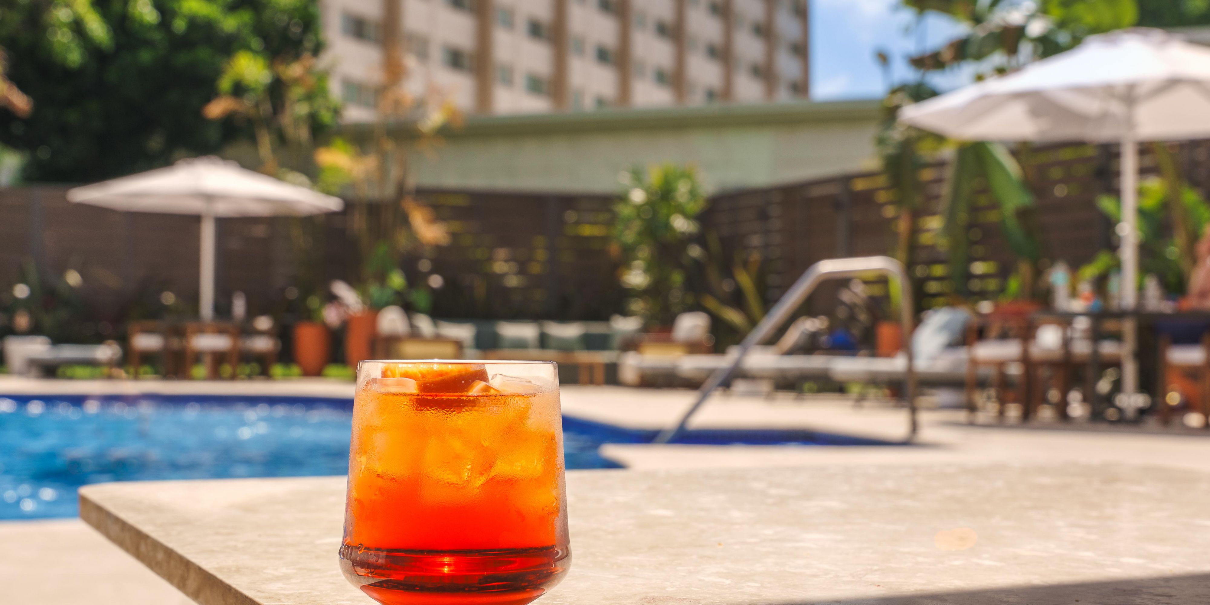 Discover Bar Azul, our new outdoor entertainment center at the hotel, where you can enjoy special promotions on beers, margaritas, and gin tonics every day of the week. Relax in a vibrant atmosphere while savoring your favorite drinks and enjoying the company of friends and family. Don’t miss the chance to create unforgettable moments at Bar Azul!