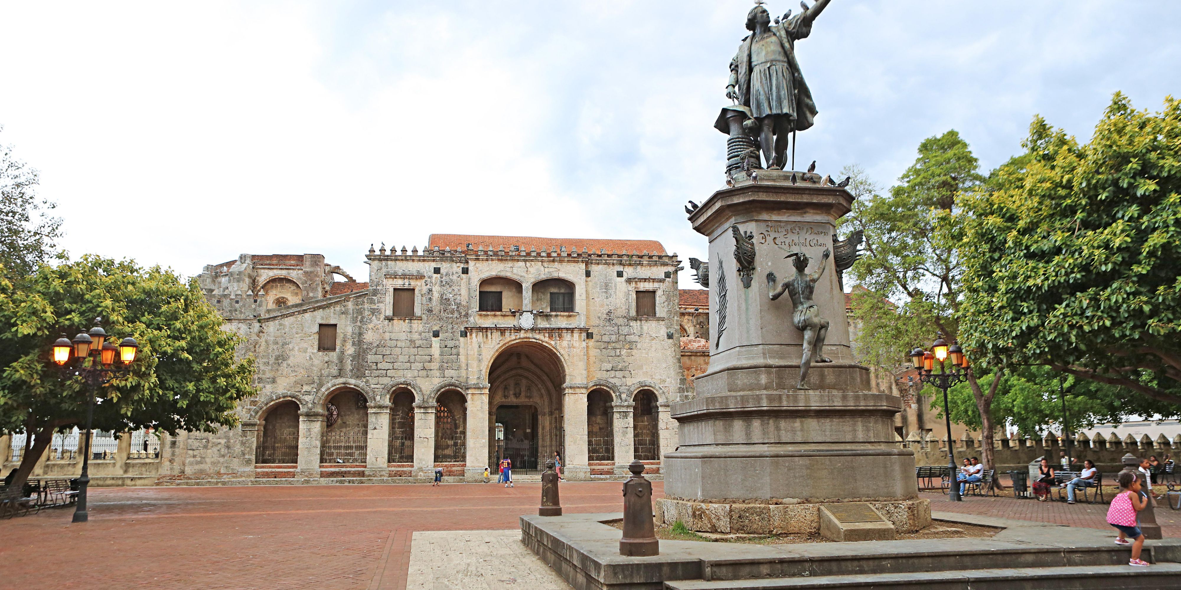 Situated near the iconic Ciudad Colonial, our hotel is ideal for exploring the rich history, cultural heritage, and dynamic energy of the city. Stay in the heart of the Piantini surrounded by trendy restaurants, sightseeing excursions, and lively bars. Our prime location is the Place to Be.