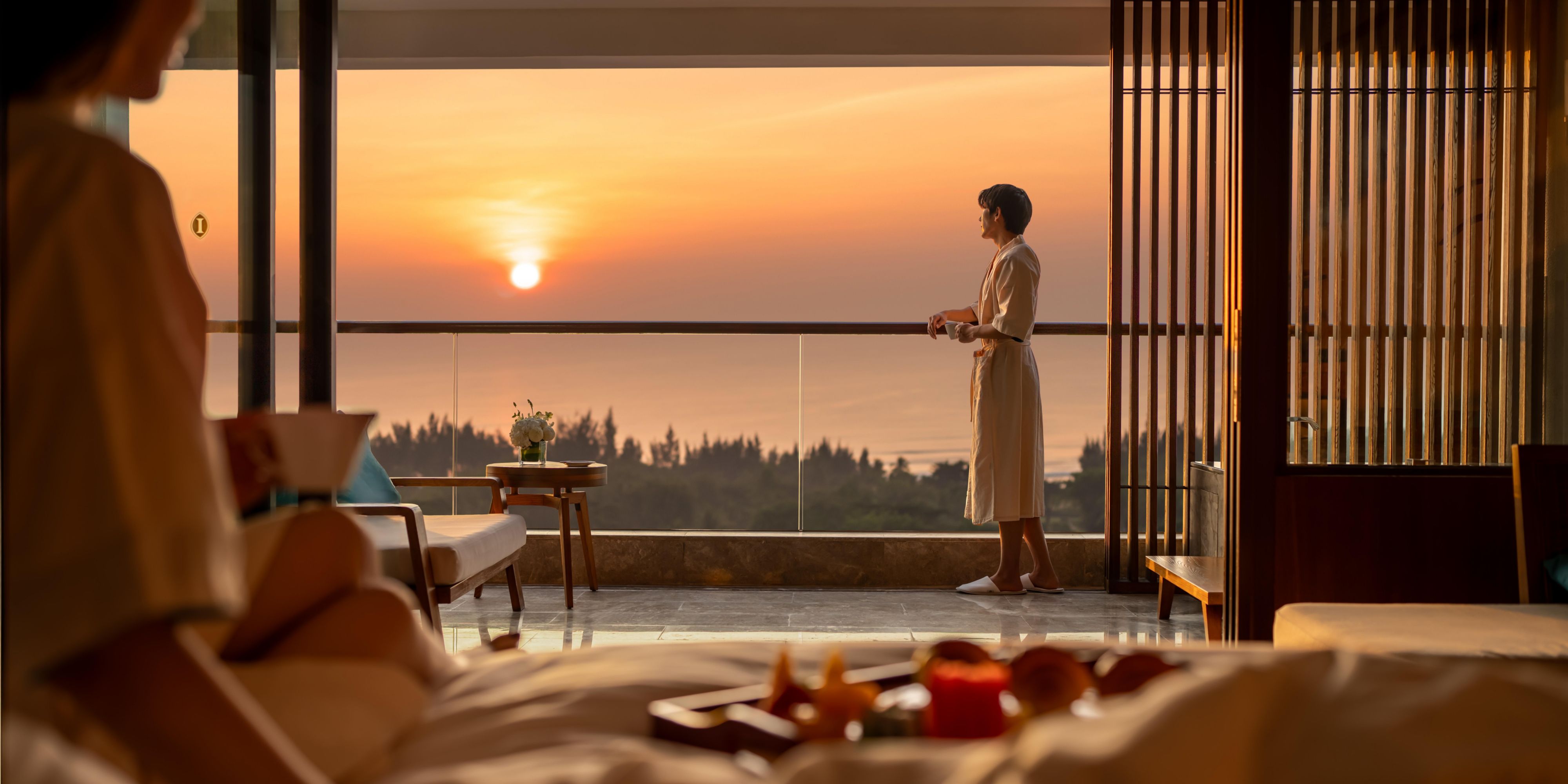 酒店基础房型达88平米起，在客房阳台私人观景台上，即可独享海棠湾海上日出的壮丽浪漫。于北纬18°度假秘境，为您开辟一方专属静谧天地。