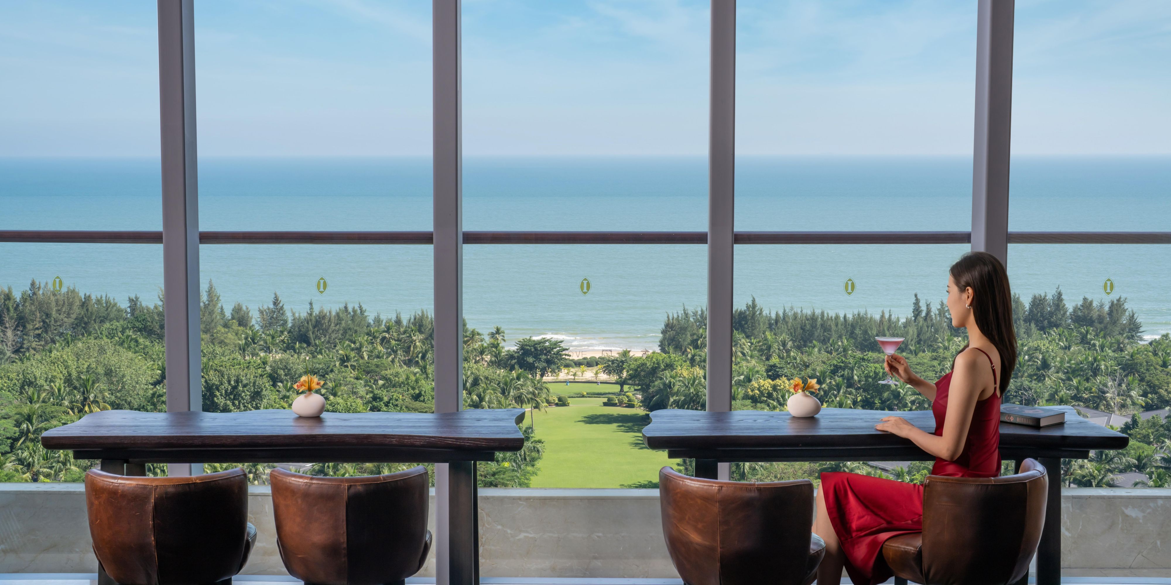 位于酒店17楼的空中海景洲际行政俱乐部，俯瞰碧波无垠，坐拥至美海天视野。预订套房及以上房型，即可尊享系列专属礼遇——午后悠然下午茶，傍晚沉醉于欢乐时光鸡尾酒会，让每一刻皆成为云端上的奢享仪式。我们更将在地文化融入非凡体验，每月精心策划「月度非凡时刻活动」，以匠心手作、艺术对谈或风雅沙龙，赋予旅途更深远的意蕴。于此，不止是停驻，更是一场与灵感与传统不期而遇的旅程。