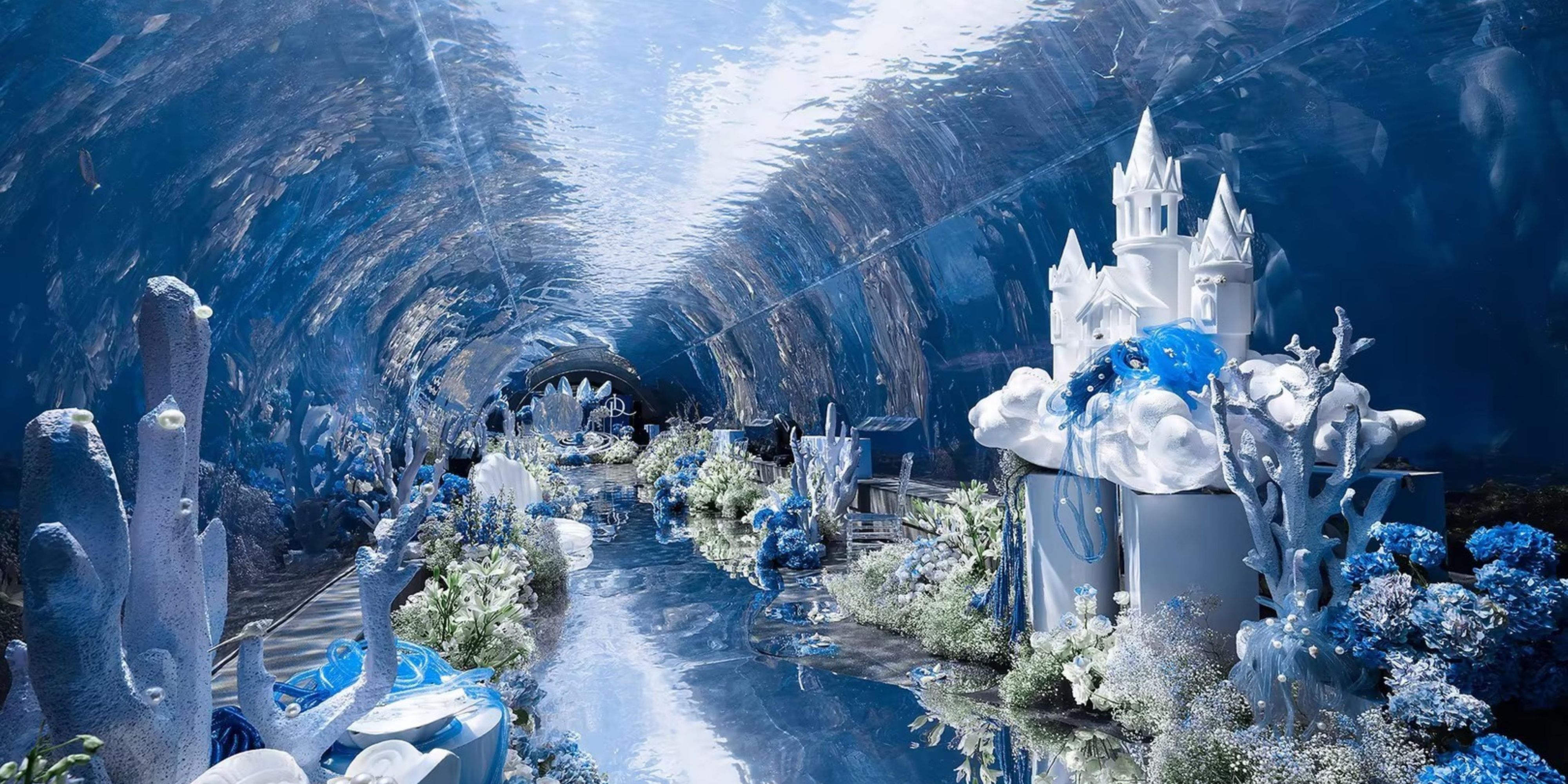 沉浸于蔚蓝奇境，漫步特色海底隧道，让游弋的鱼群见证誓言；1,200平方米穹顶无柱宴会厅气势恢宏，15,000平方米私属海景草坪舒展于碧海蓝天之间。专业婚礼团队以卓越匠心，为您量身定制一站式婚典体验，于梦想之地，成就一场终生难忘的浪漫盛典。