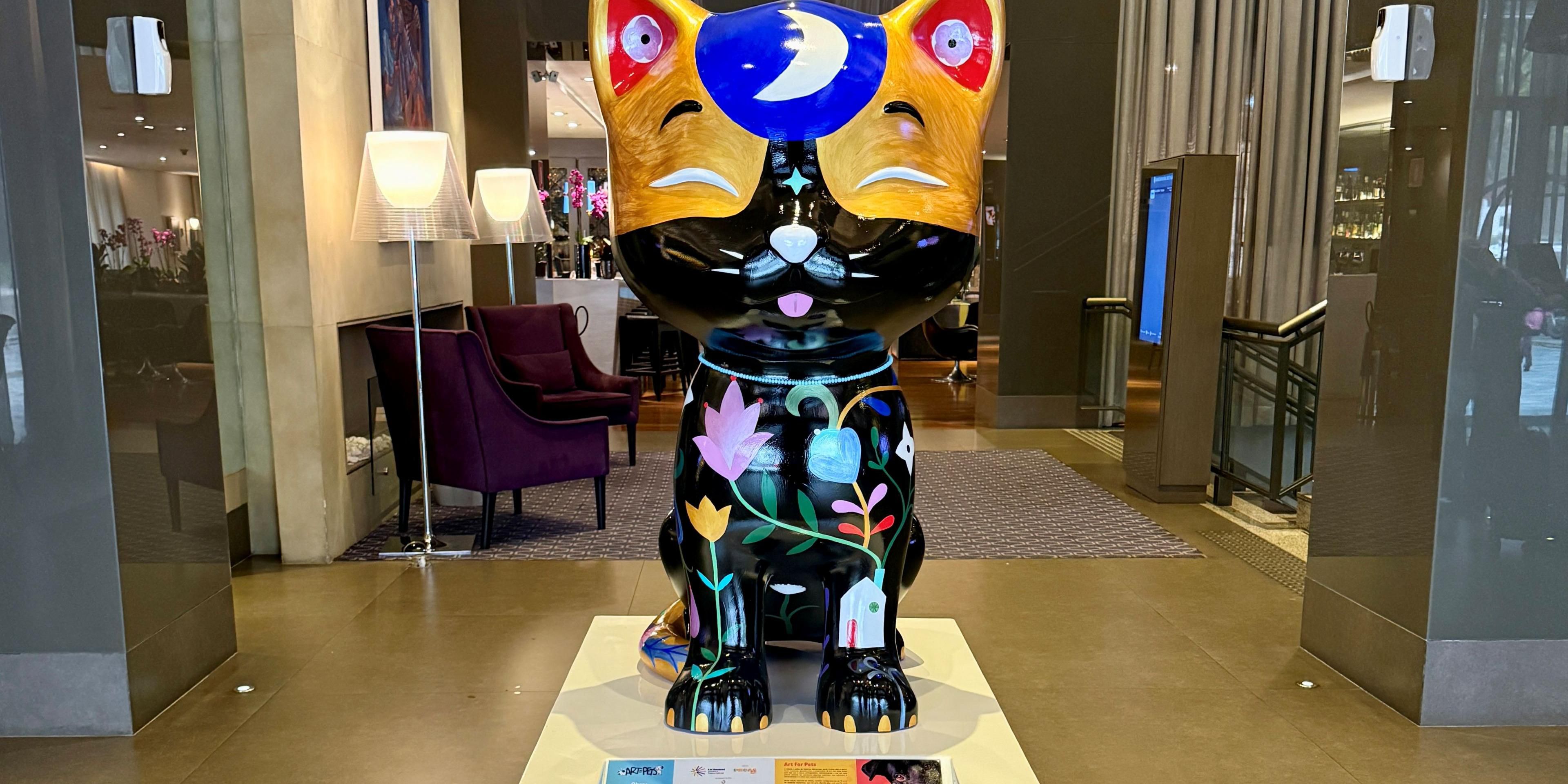 Discover the captivating Arts for Pets exhibition featuring Gata Morada and showcasing 30 exquisite sculptures of cats and dogs by Brazilian artists. This unique collection beautifully blends art and solidarity, supporting animal welfare. Open until December 12th.
