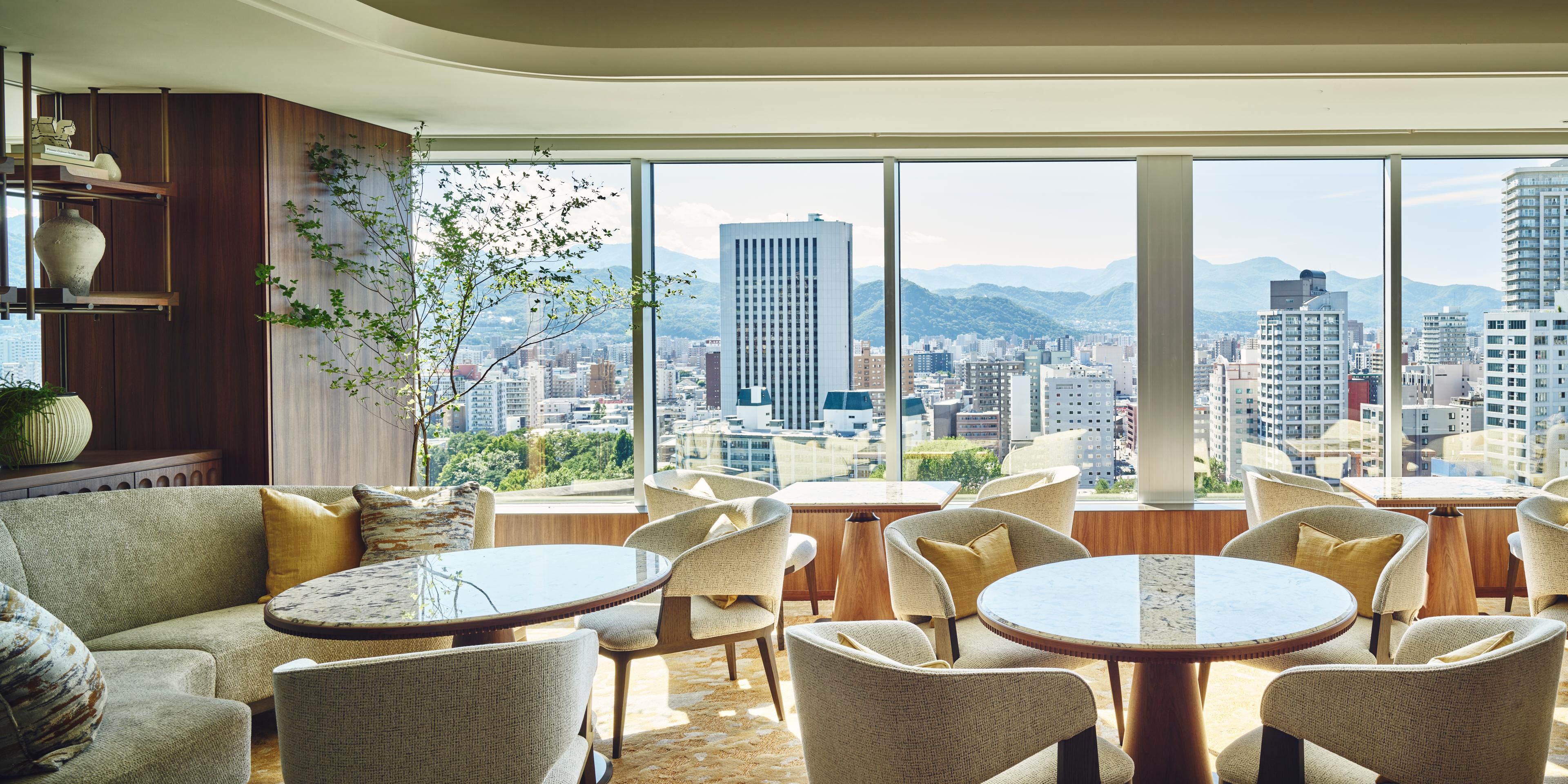 Club InterContinental offers personalised service and exclusive privileges that elevate your stay to the extraordinary. The Club InterContinental Lounge on the 14th floor features a refined ambiance with sweeping views of Sapporo and the surrounding mountains. Guests can enjoy breakfast, afternoon tea, light dinner, and signature cocktails.