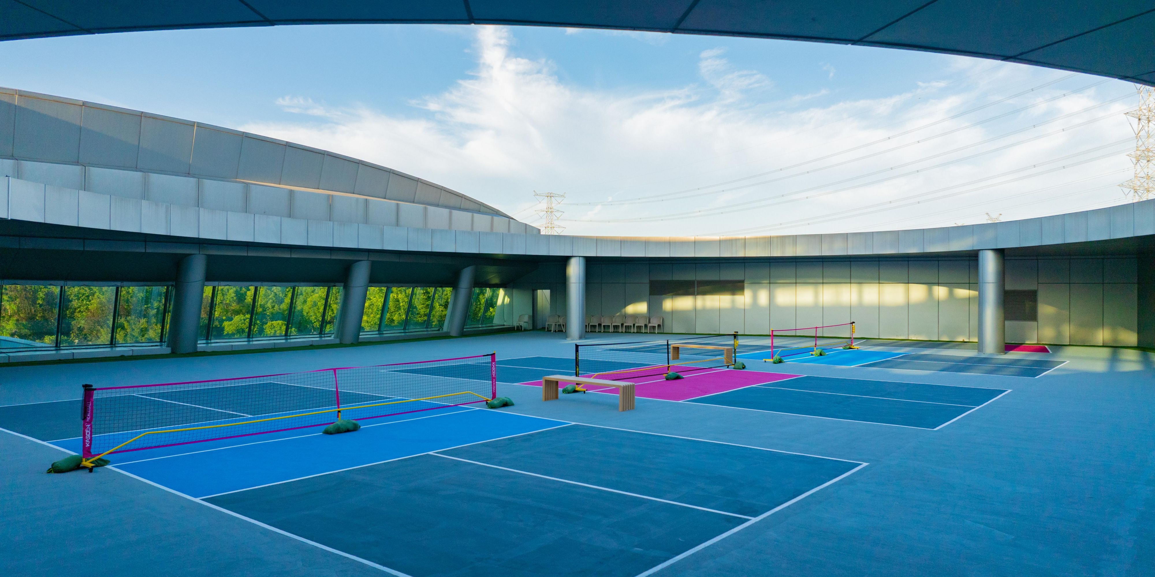 新潮匹克球登陆酒店，这项融合网球节奏、羽毛球灵动与乒乓球技巧的网红运动匹克球，玩法简单易上手。既是潮流互动选择，更是燃动卡路里的趣味方式。无论是亲子携手开启趣味互动，在挥拍间共享欢乐时光；还是好友组队展开活力比拼，在对决中释放满满能量！运动酣畅间，既能解锁潮趣非凡时刻，又能轻松消耗热量，每一次挥击都成为惬意舒心的运动记忆，让活力与雅致在此完美交融，尽享运动带来的畅快体验。