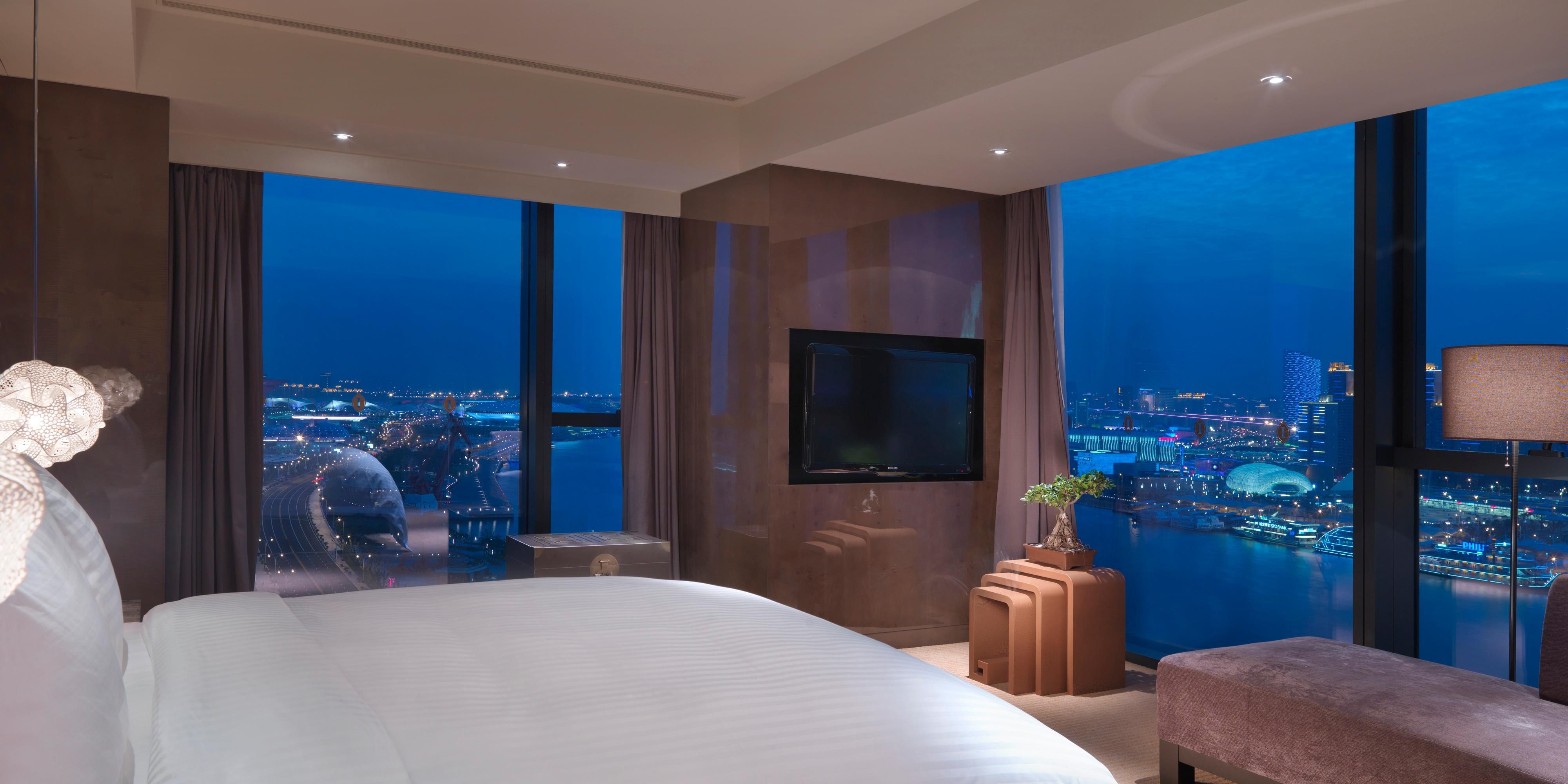 Enjoy the Splendor of the Pujiang River 
The full-height windows capture the vibrant flow of the Huangpu River and the dazzling Expo Park. With wide glass panels and a 180° unobstructed view, you can fully take in the beauty of the river and the city.