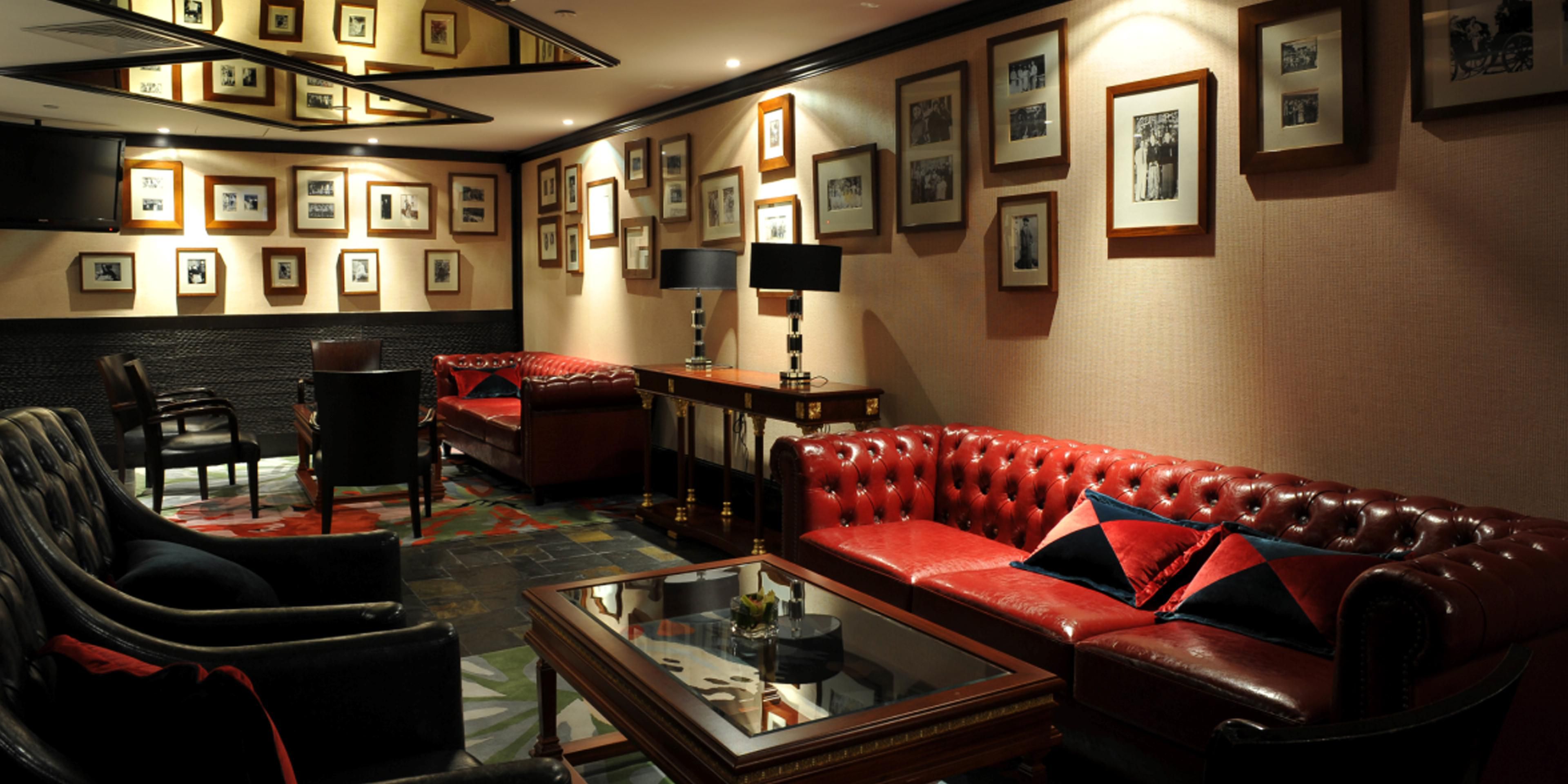 融合了上海现代印象和都市怀旧气息的柒酒廊，现代高雅，临街的设计方便您欣赏繁华的都市街景并享受自然阳光。酒廊精心奉上造型精致、品质上乘的下午茶套餐(每日14.30-17.30)，更有多款经典鸡尾酒、啤酒及优选红酒等您品尝。